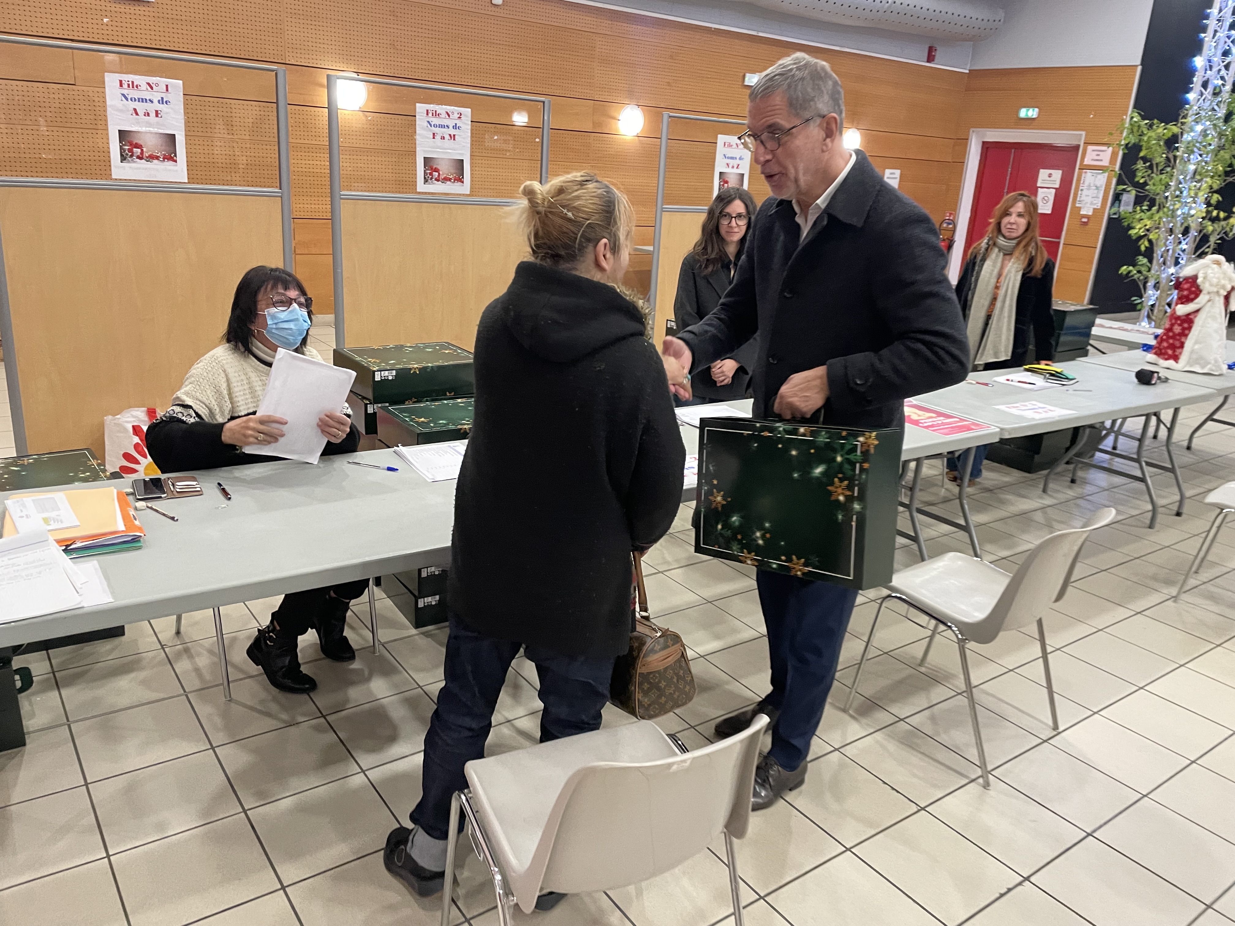 Pierre Savelli, le maire de Bastia, s'est rendu à la salle polyvalente de Lupino pour participer à la remise des colis de Noël.