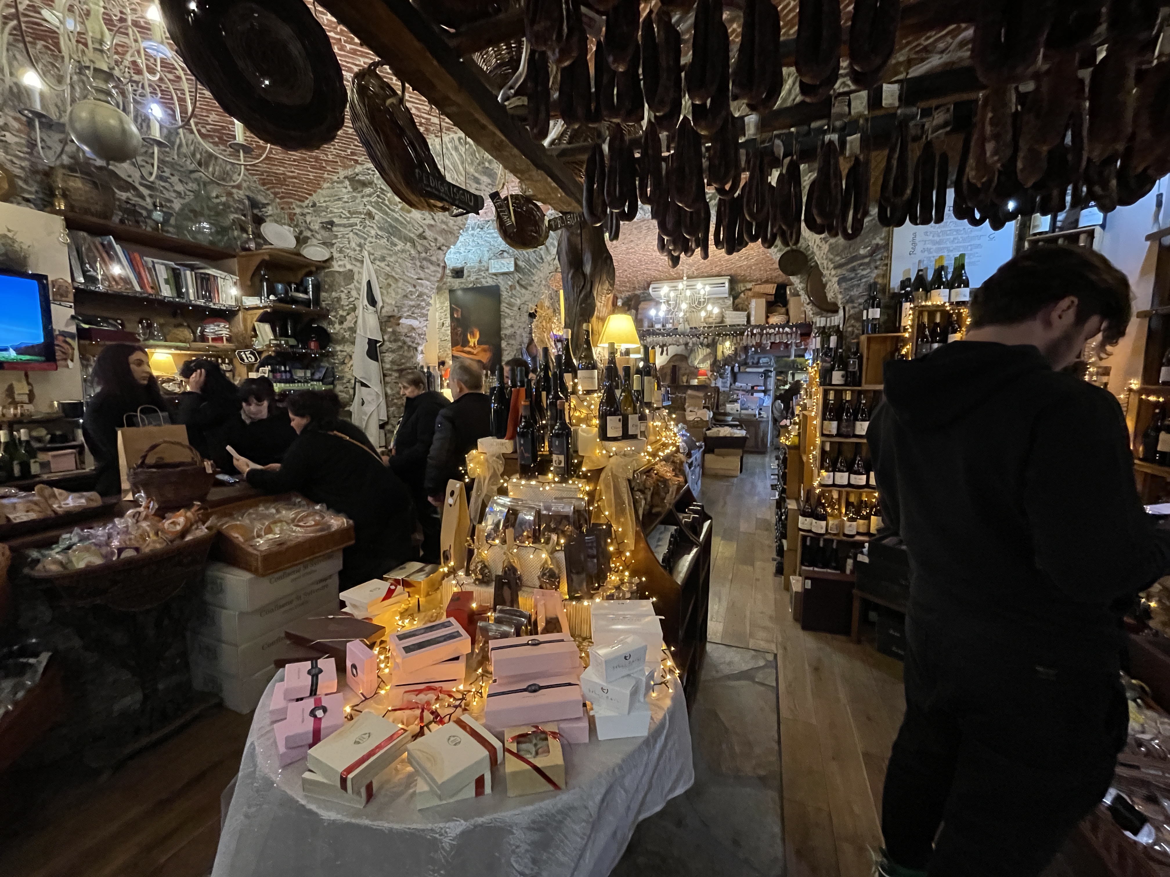 Pour les fêtes, les clients ne désertent pas les étals de la boutique U Montagnolu, rue César Campinchi.
