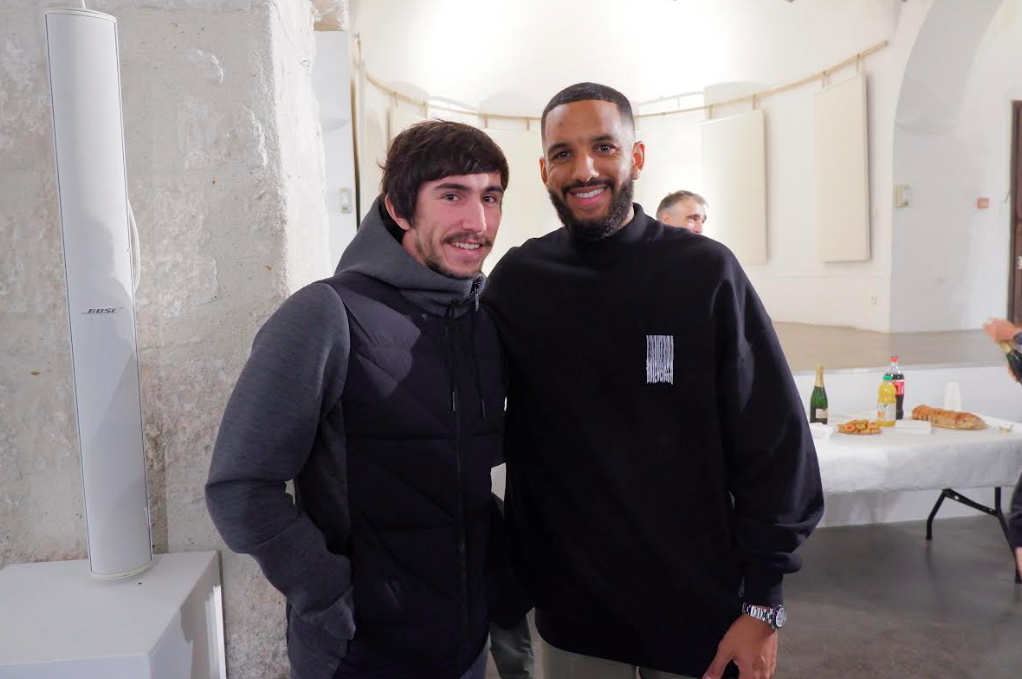 Ce jeudi en soirée Christopher Ibayi a été l’hôte d’honneur de la Commune de Bonifacio dont il a reçu la médaille d’argent de la Ville remise par le maire Jean-Charles Orsucci en présence de sa famille et du défenseur central du SCB Dumé Guidi.