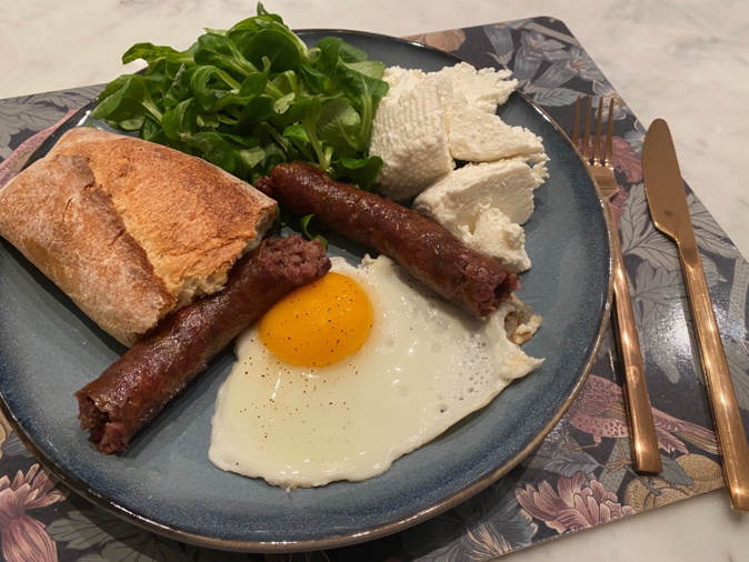 A table :  Figatellu, brocciu frais, œufs, pulenda avec #lapetitecuisinedemarie