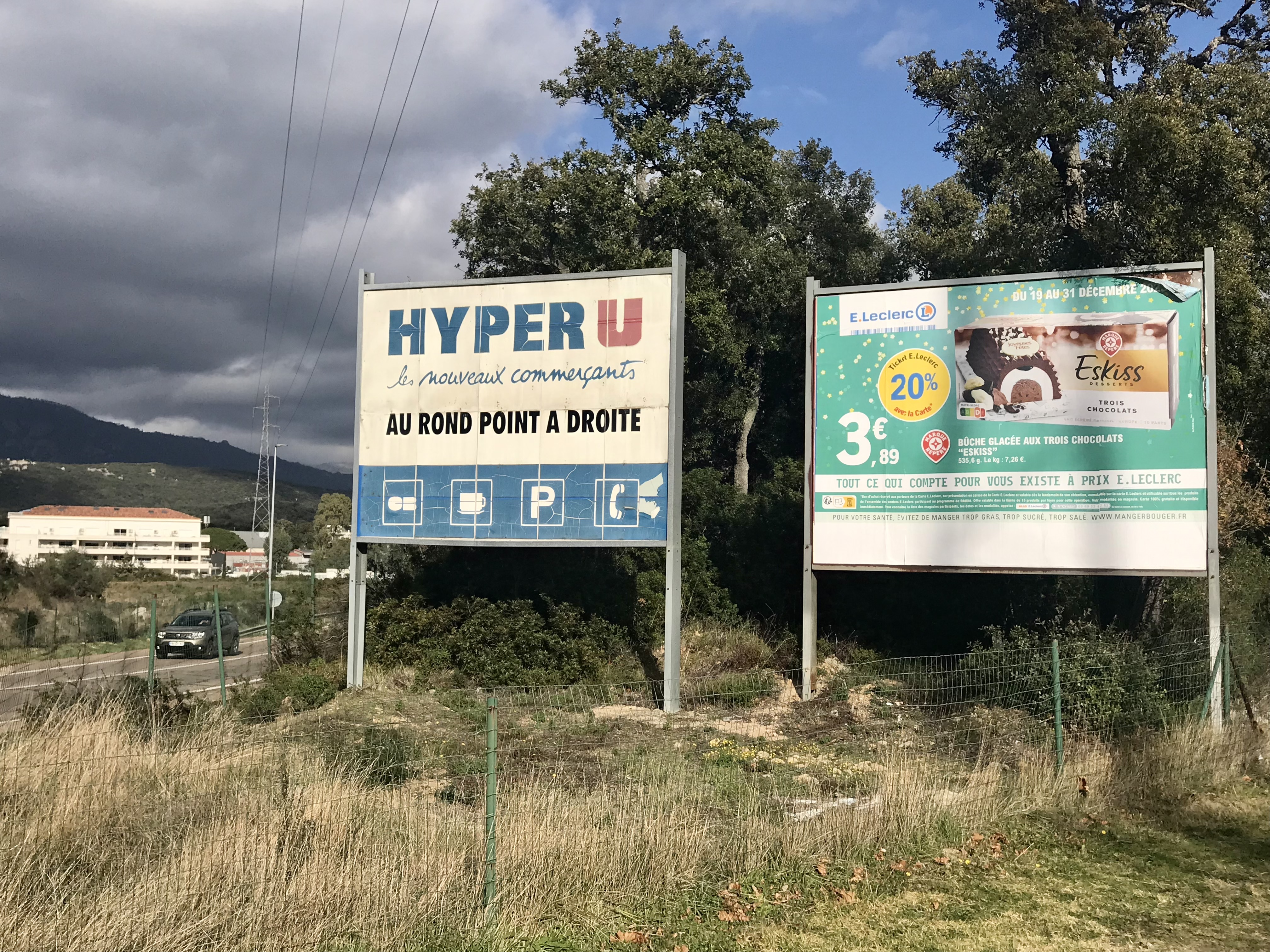 Depuis quelques jours, de vieux panneaux publicitaires Hyper U ont fait leur apparition... alors que l'enseigne a quitté Porto-Vecchio en 2009 !