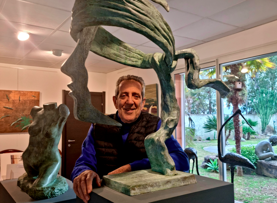 Passionné de dessin, Gabriel Diana fréquente l'académie de peinture de Bastia dans les années 50. De retour en Corse en 2001, il ouvre son Musée sur le Lido de la Marana en 2009, pour se consacrer exclusivement à la sculpture. L'œuvre d'une vie.