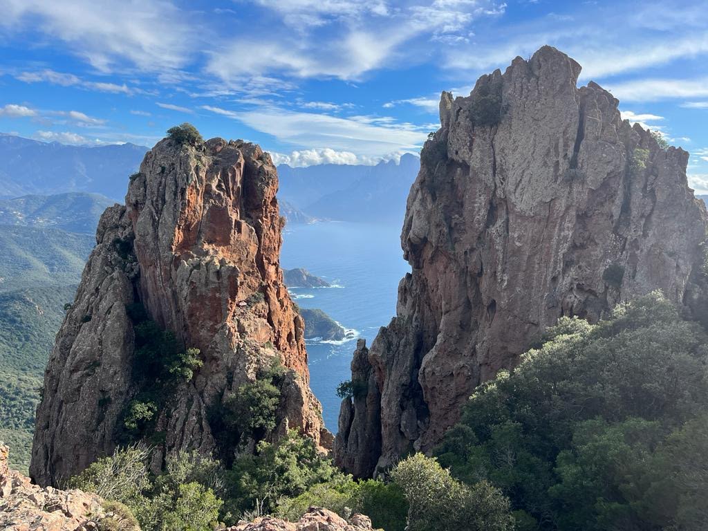 La photo du jour : entre deux pics rocheux, le golfe de Porto