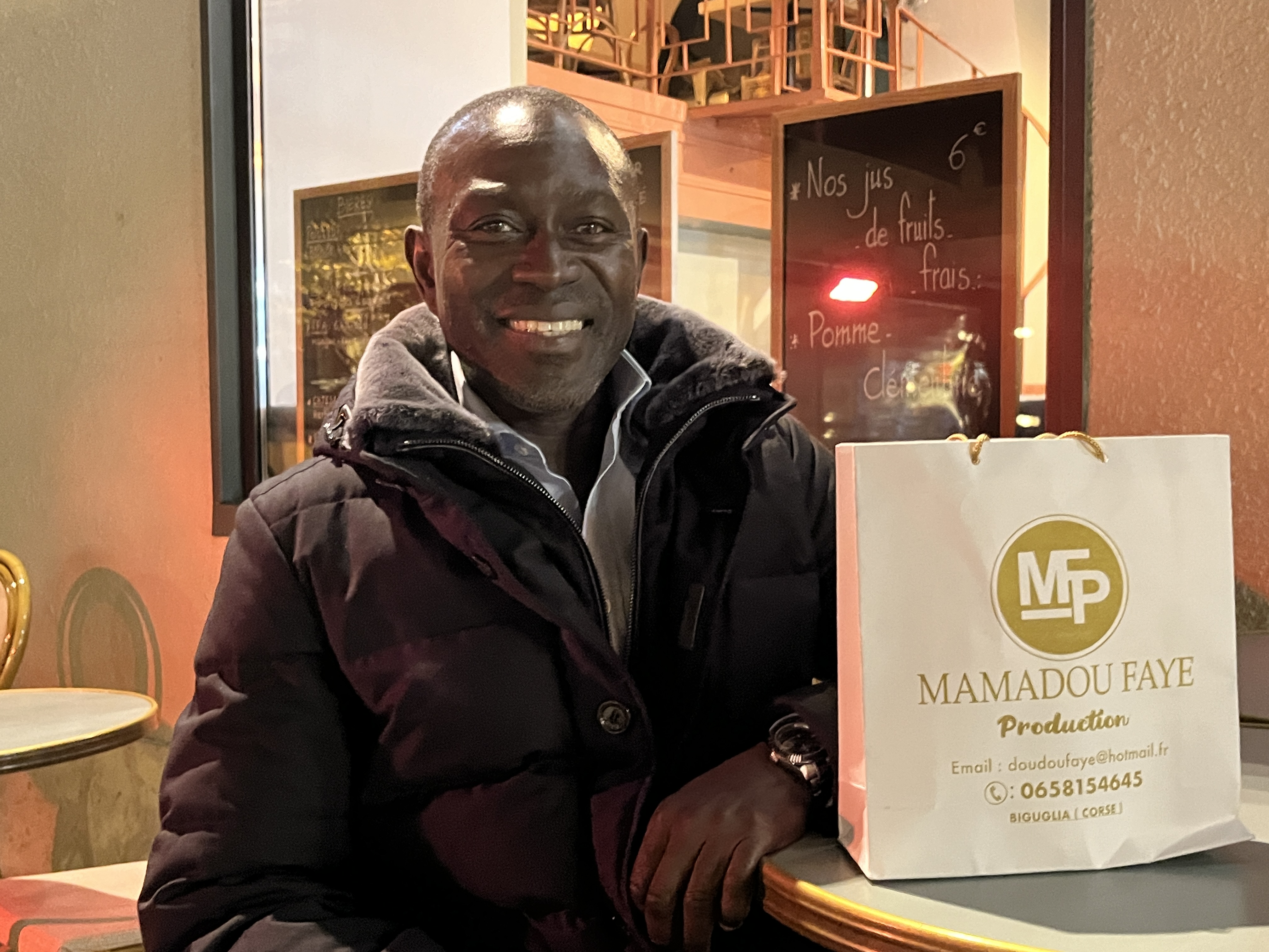 Après ses dribbles, c'est avec ses boissons énergisantes que Mamadou Faye veut régaler les Corses © LH