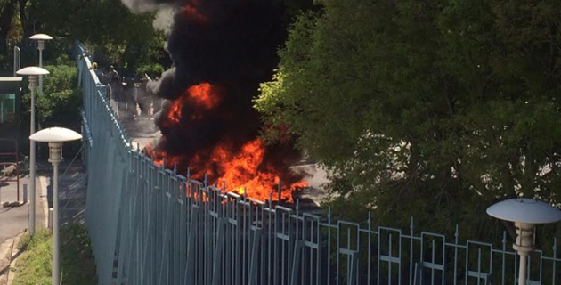 Des pneus avaient été brûlés devant la préfecture