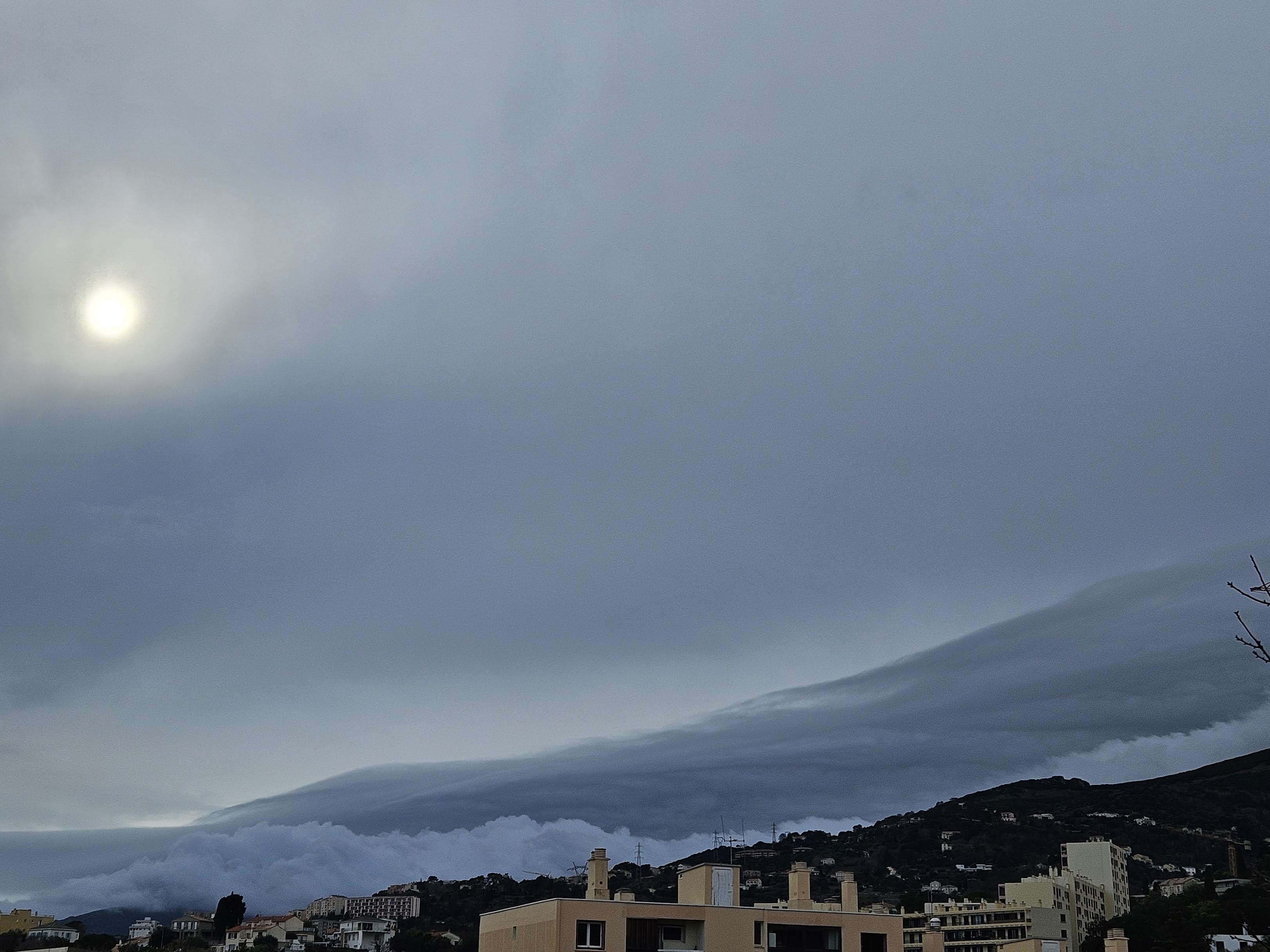 Toga : une montagne de nuages dans le ciel (Gabriel Sambroni)