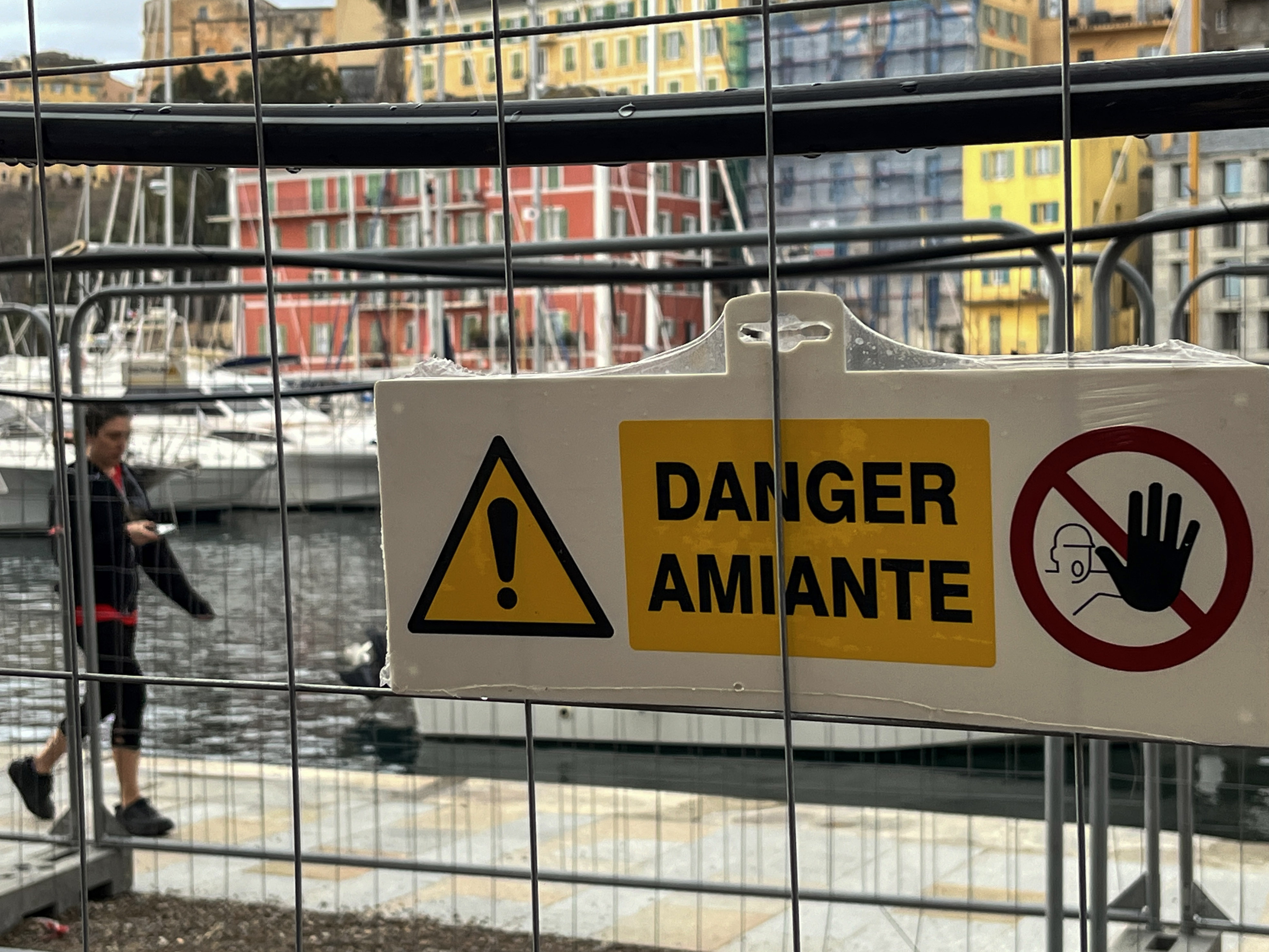 Barricadé, le Vieux Port est déserté © LH