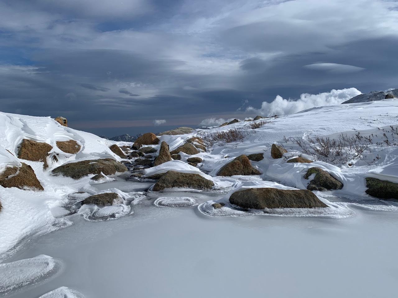 La photo du jour : ambiance hivernale en montant vers le lac Bastani