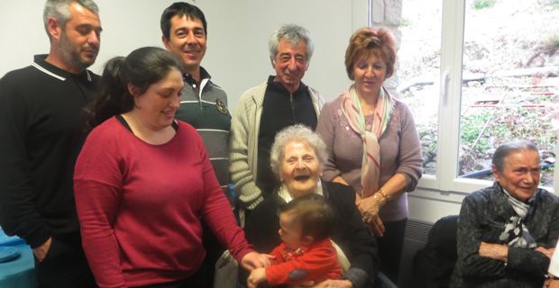 Marie-Rose Pieve, entourée de sa fille Juliette, de ses petits-enfants et arrières petits-enfants
