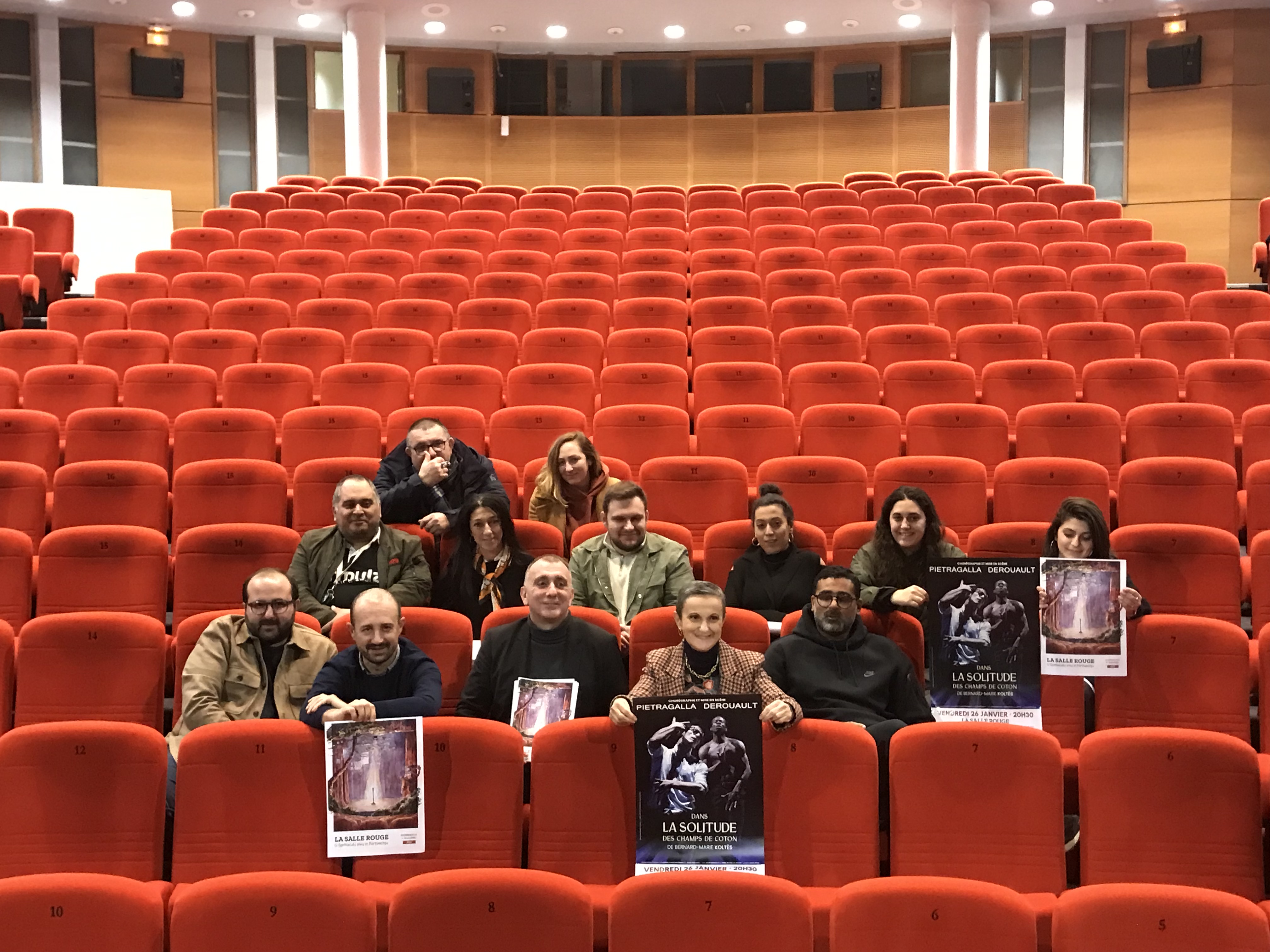 Elus et acteurs de l'action culturelle de la ville de Portivechju se félicitent de la réouverture de la Salle rouge, le 26 janvier, avec un spectacle dansé, chorégraphié par Marie-Claude Pietragalla.