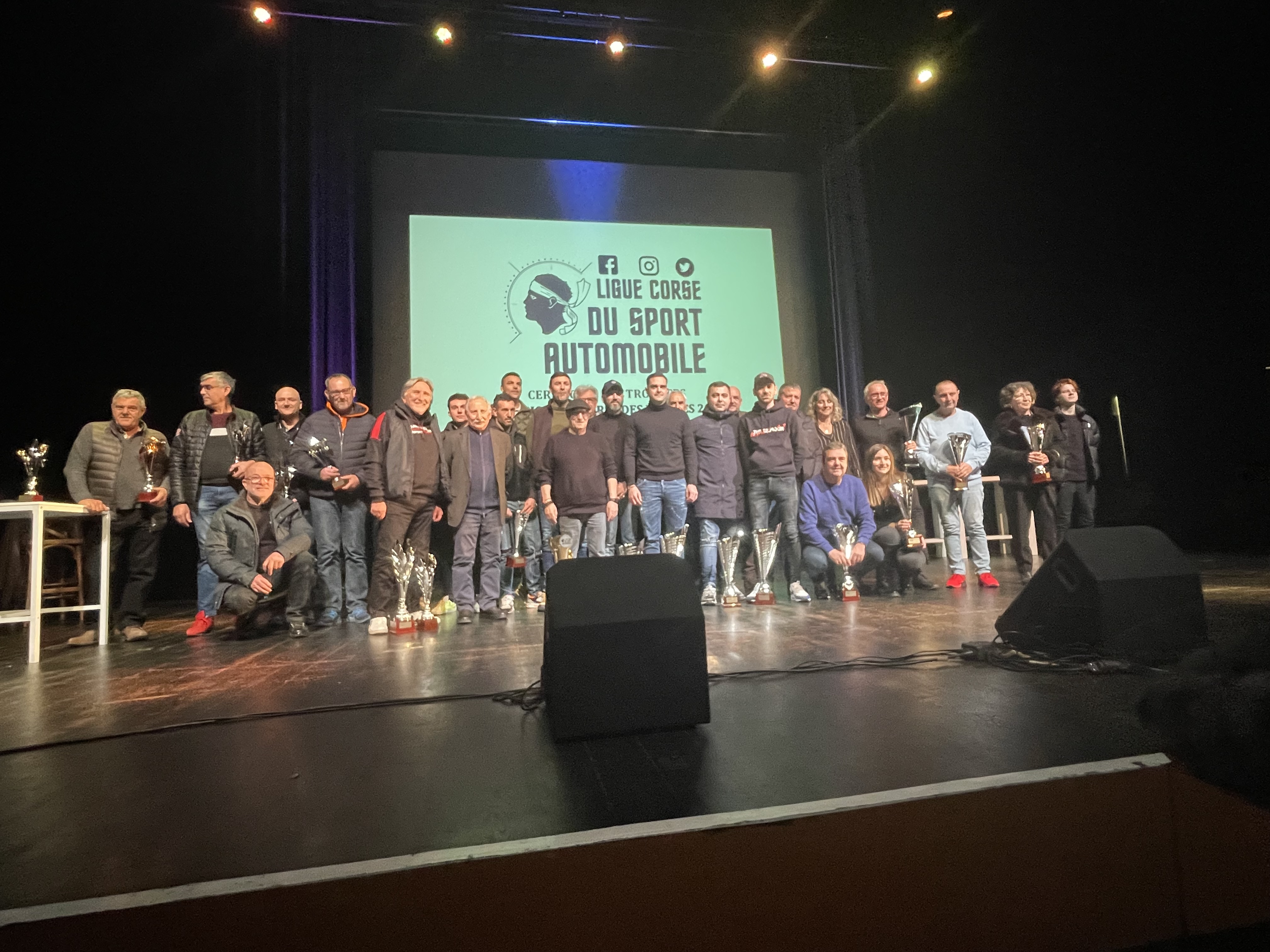 Laureats 2023 et présidents des différentes associations sportives automobiles pour la traditionnelle photo de famille.