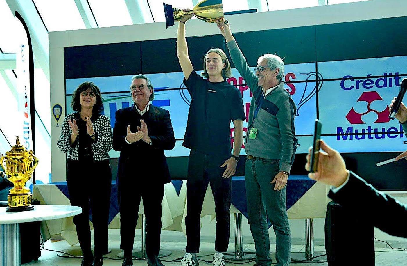 Le super trophée pour Lisandru Bertini. Photos Paule Santoni