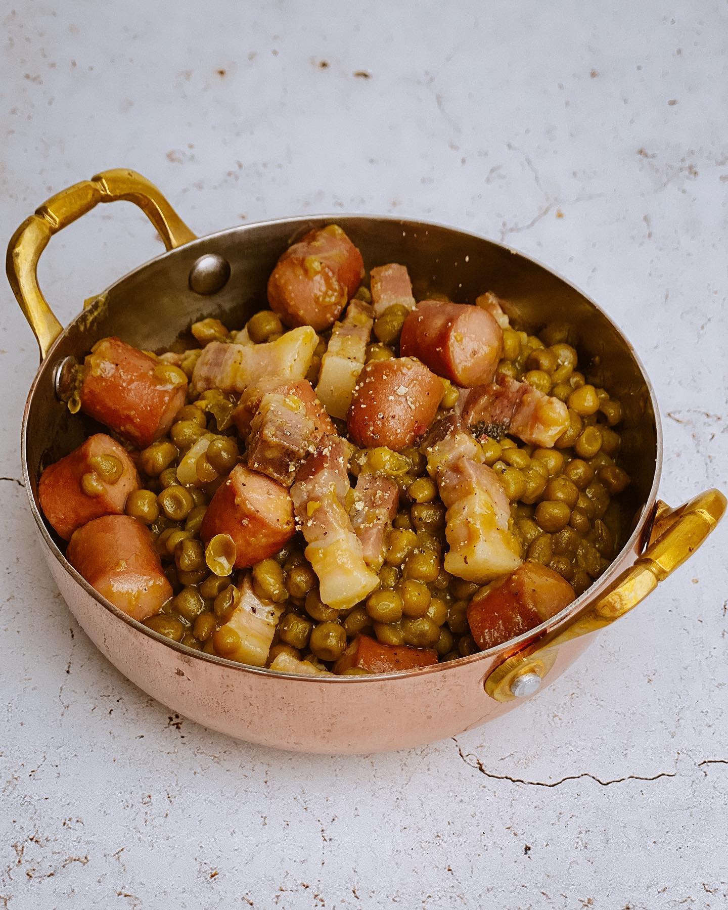 A table : Petits pois panzetta et saucissettes avec #lapetitecuisinedemarie