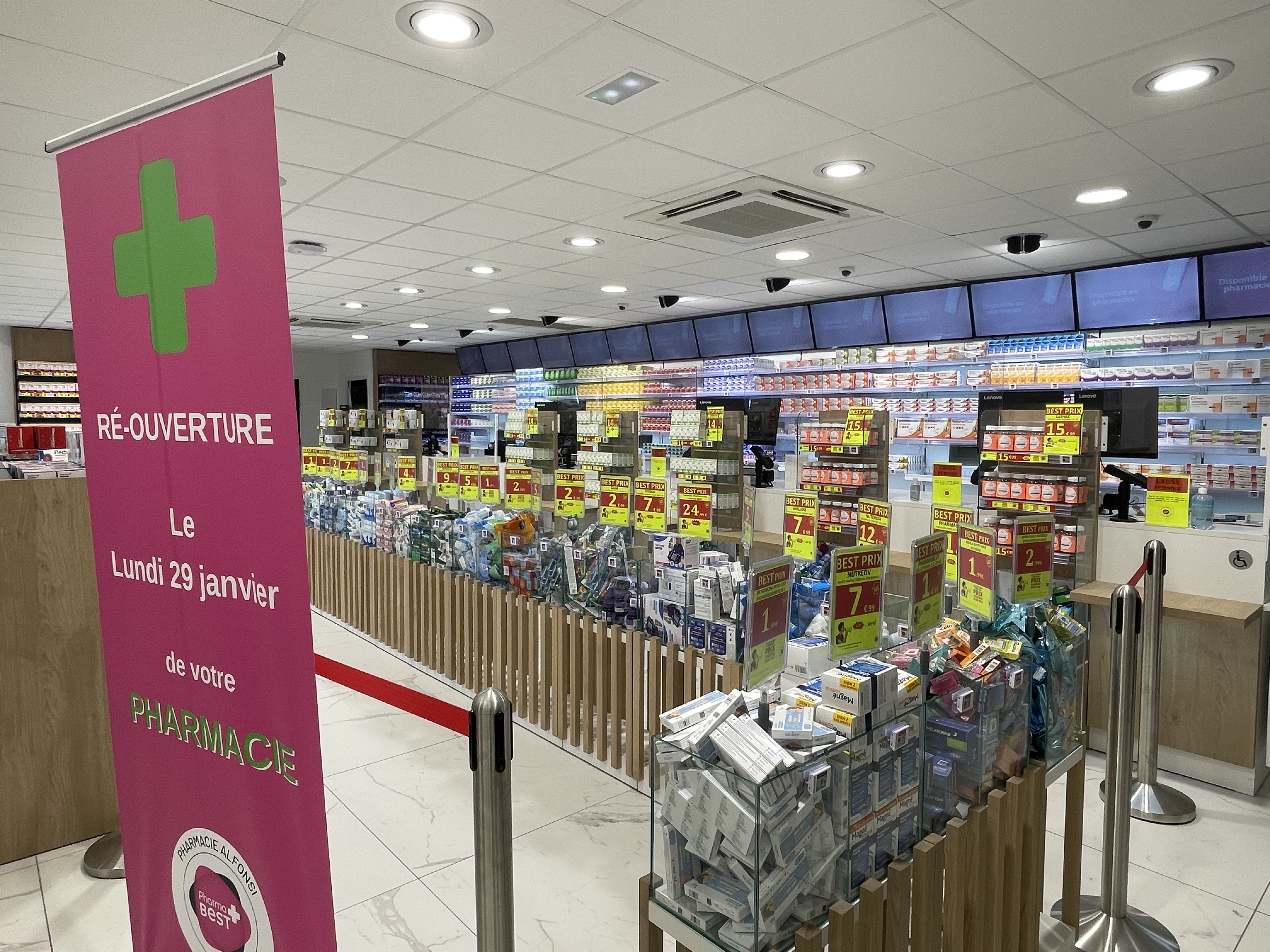 Les stands de la pharmacie Alfonsi de Biguglia sont prêts pour accueillir des clients pour la réouverture.