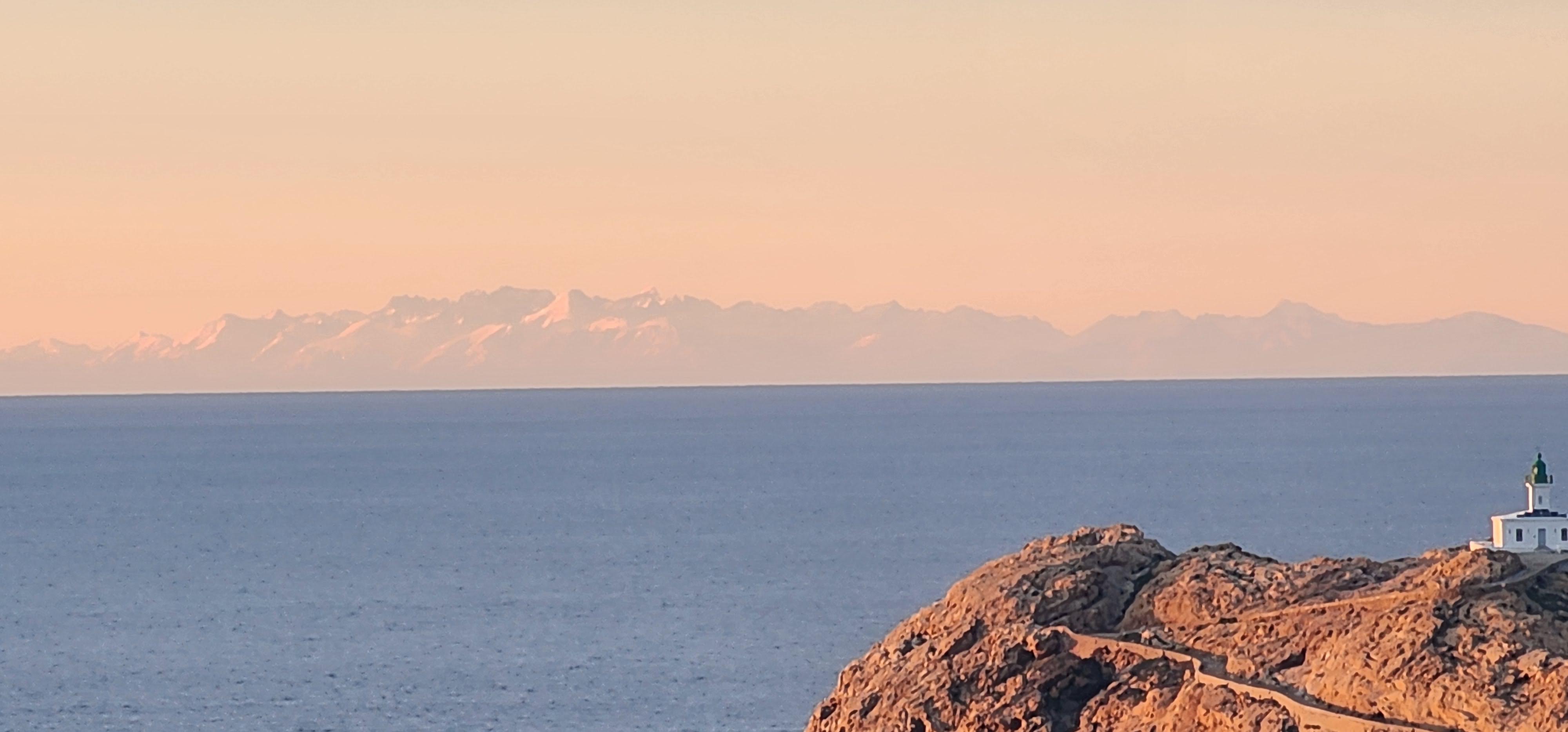 Depuis le phare de la Pietra de L'Ile-Rousse on pouvait apercevoir il y a quelques jours, l'image réfléchie de la Côte d'Azur (Photo Yves Delbray)