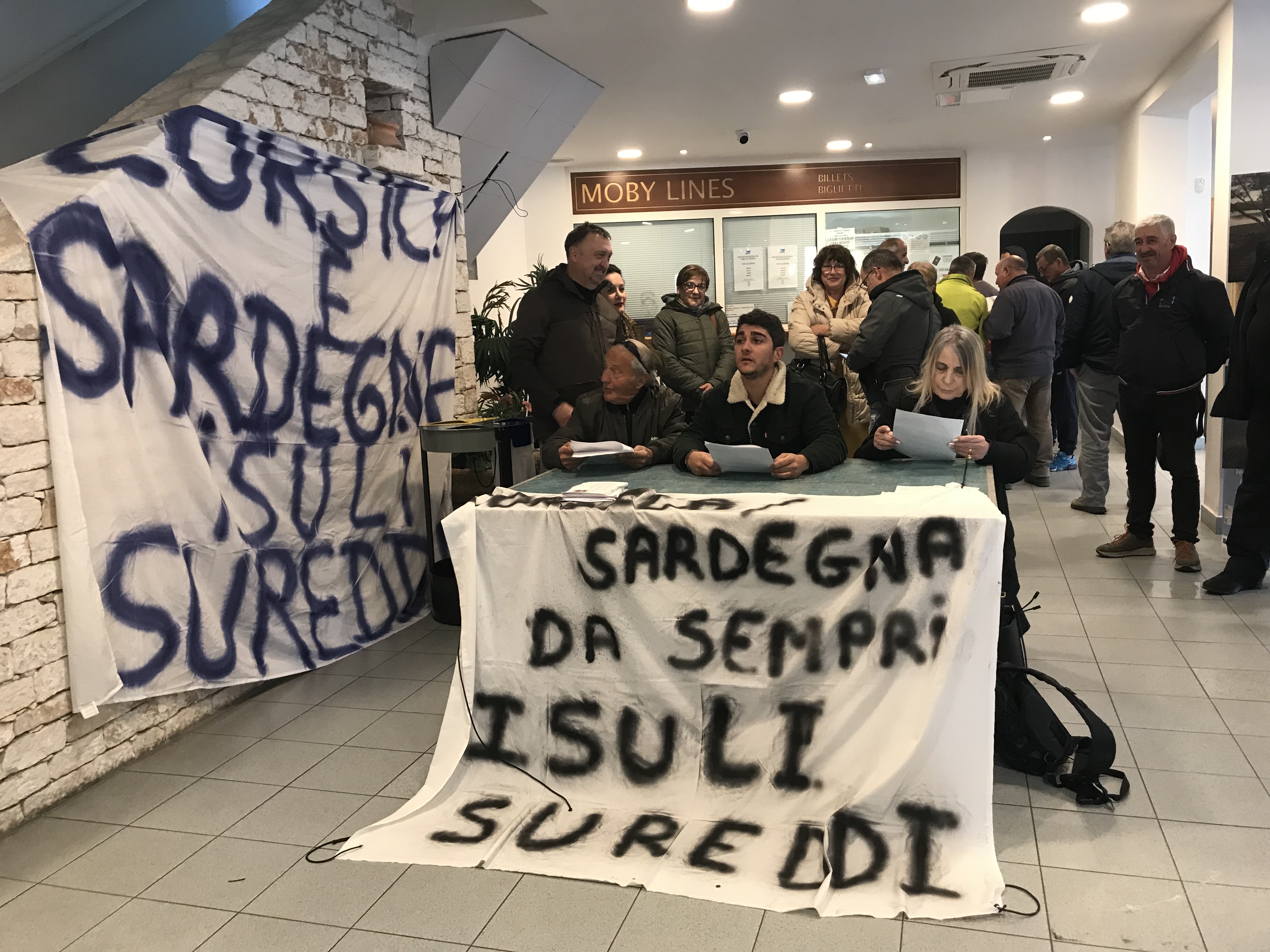 Les militants de Core in Fronte ont tenu une conférence de presse à Bonifacio, ce vendredi.