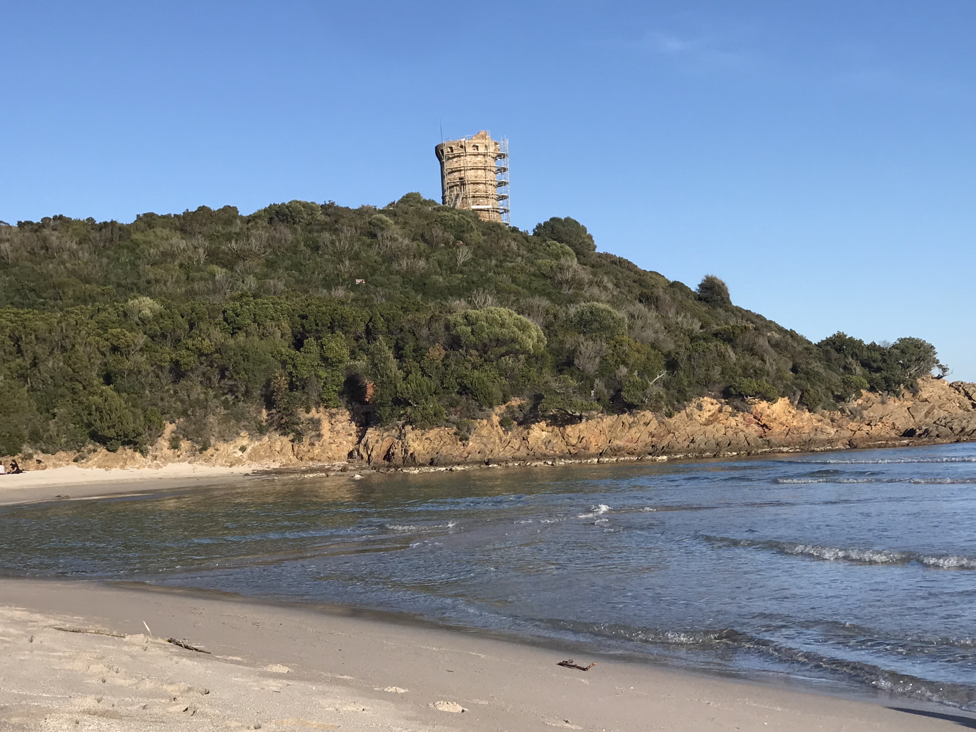 La tour de Fautea surplombe une plage magnifique et discrète.
