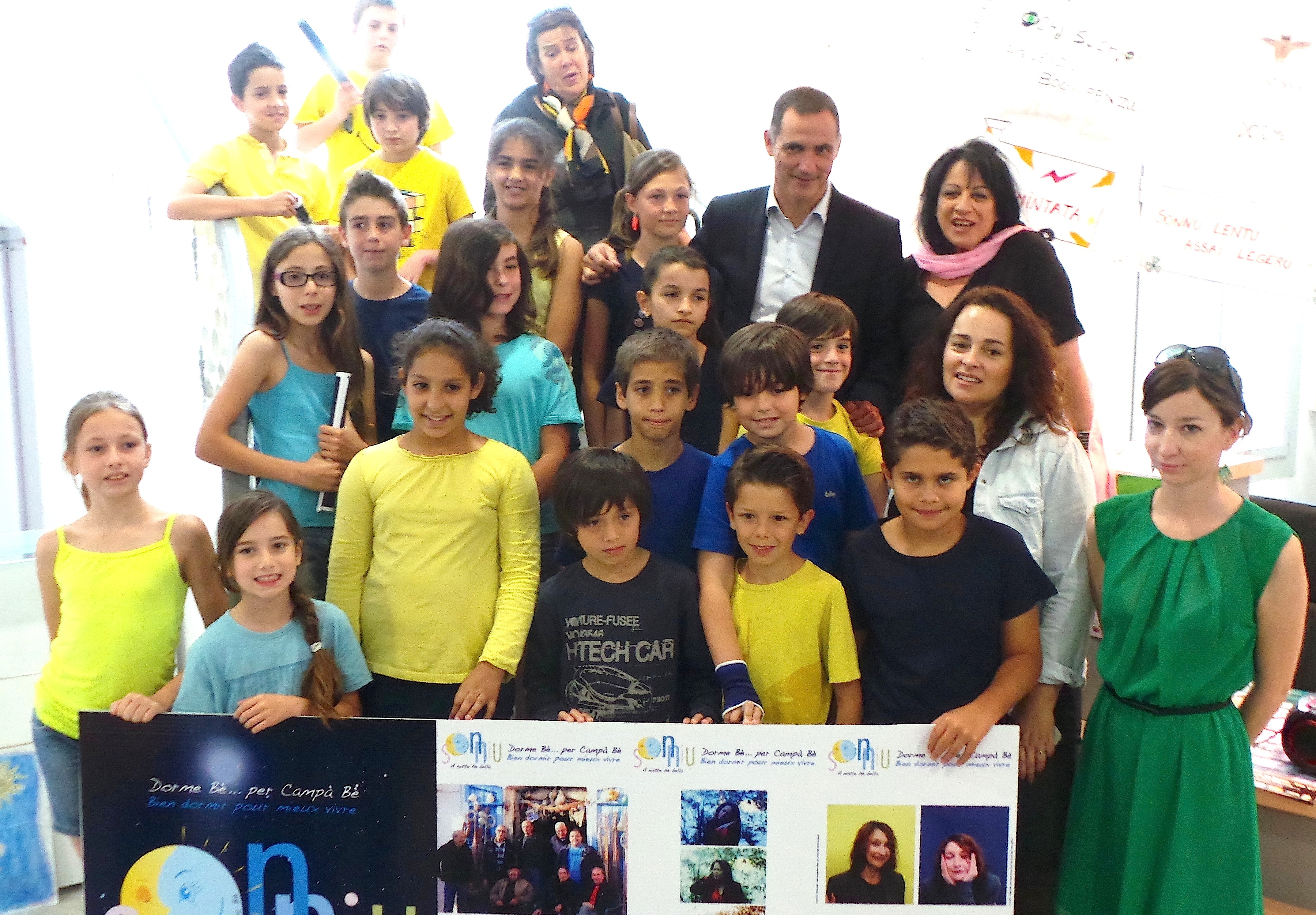 Les élèves de CM2 de l'école Modeste-Venturi avec Gilles Simeoni, Leslie Pellegri adjointe au maire de Bastia déléguée à la santé et au handicap, Michelle Sammarcelli qui a apporté sa contribution au projet et Isabelle Béziers avec les élèves de la classe de CM2 bilingue de l'école Modeste-Venturi et leur institutrice Evelaine Fontana