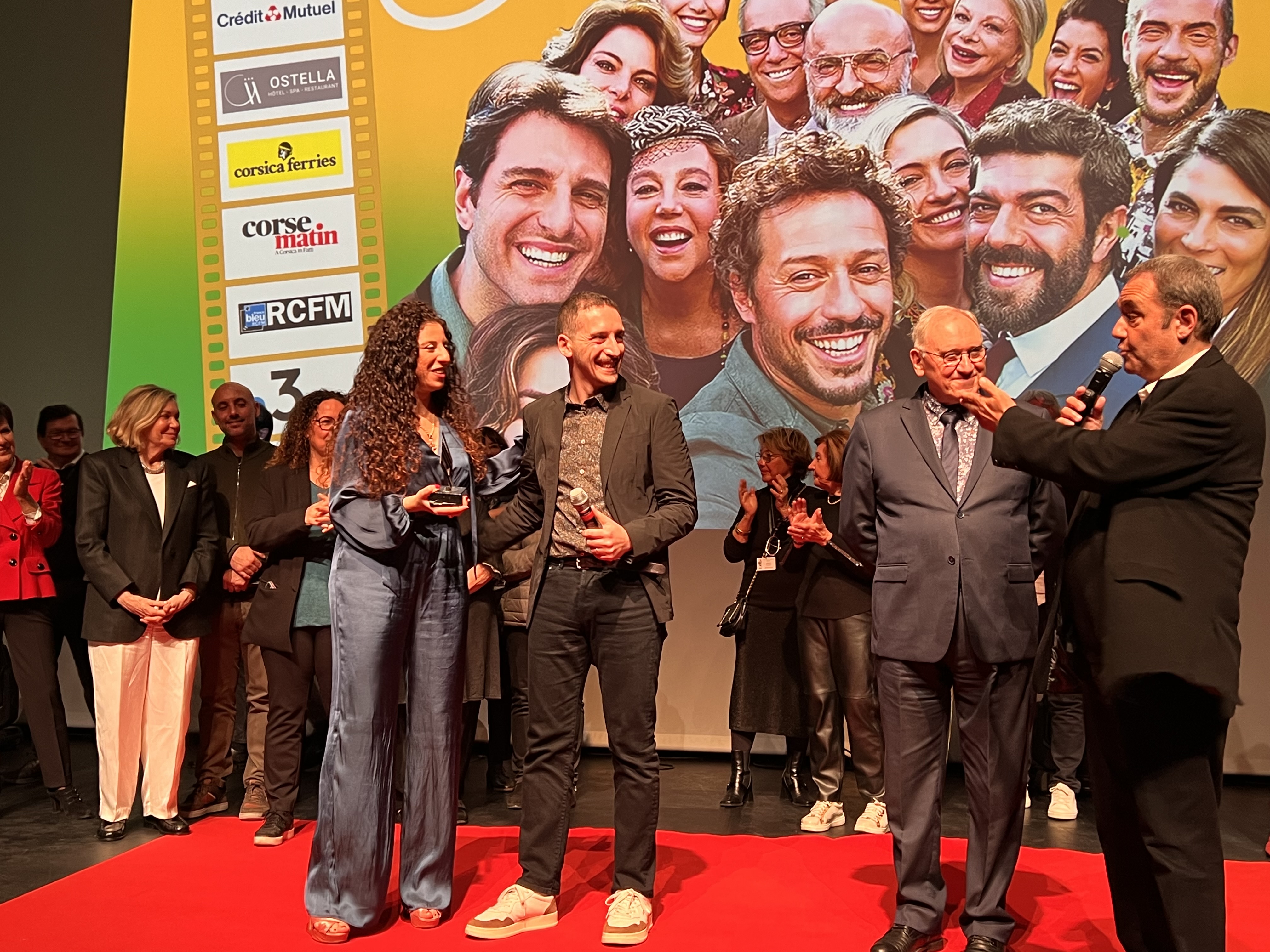 Lidia Morfino remet le prix à Fabio Mollo