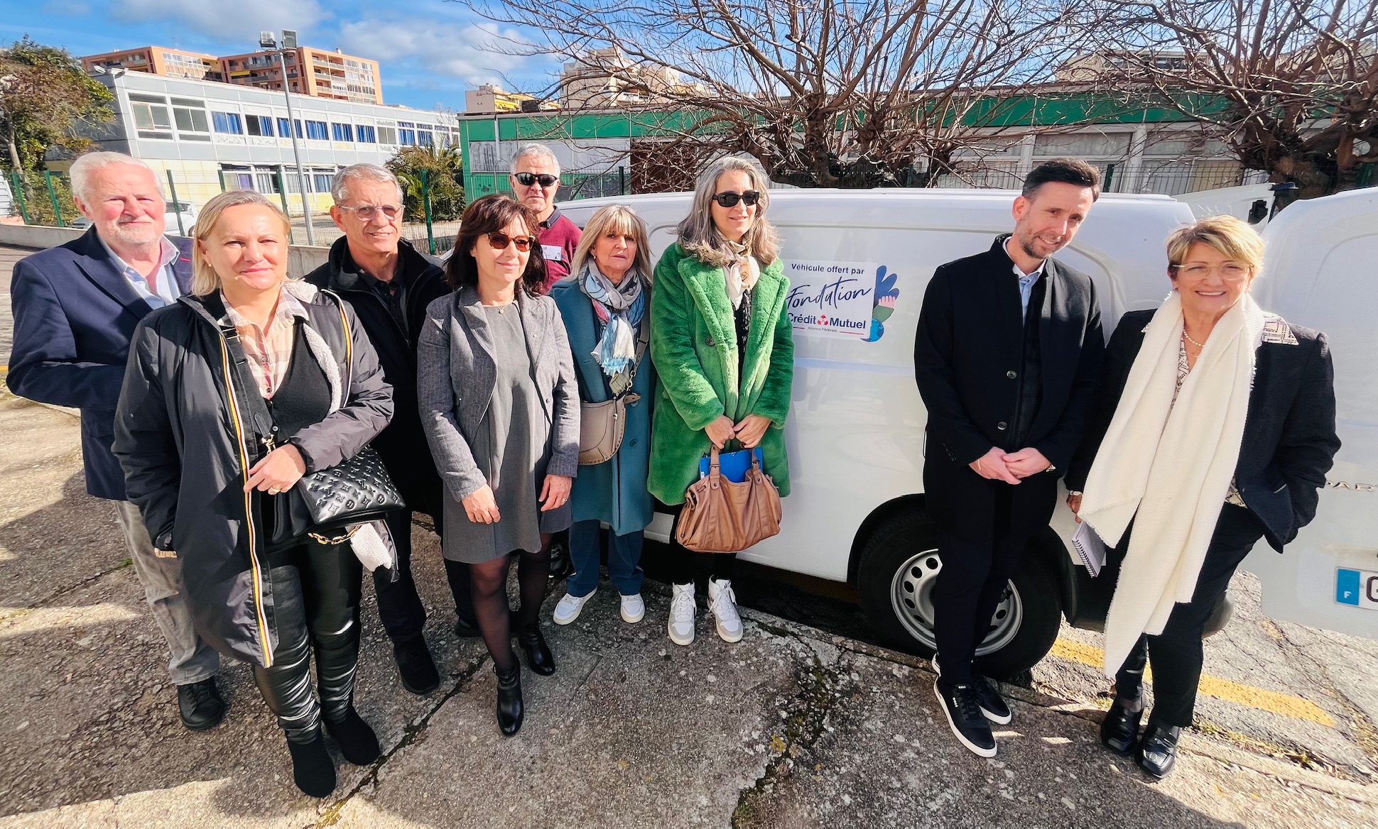La délégation du Crédit Mutuel de Corse aux côtés des bénévoles des "Restos du Coeur" lors de la présentation du véhicule électrique offert par la banque coopérative.