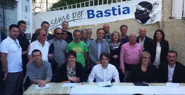 Le bureau d'Inseme per Bastia entouré d'élus et militants.