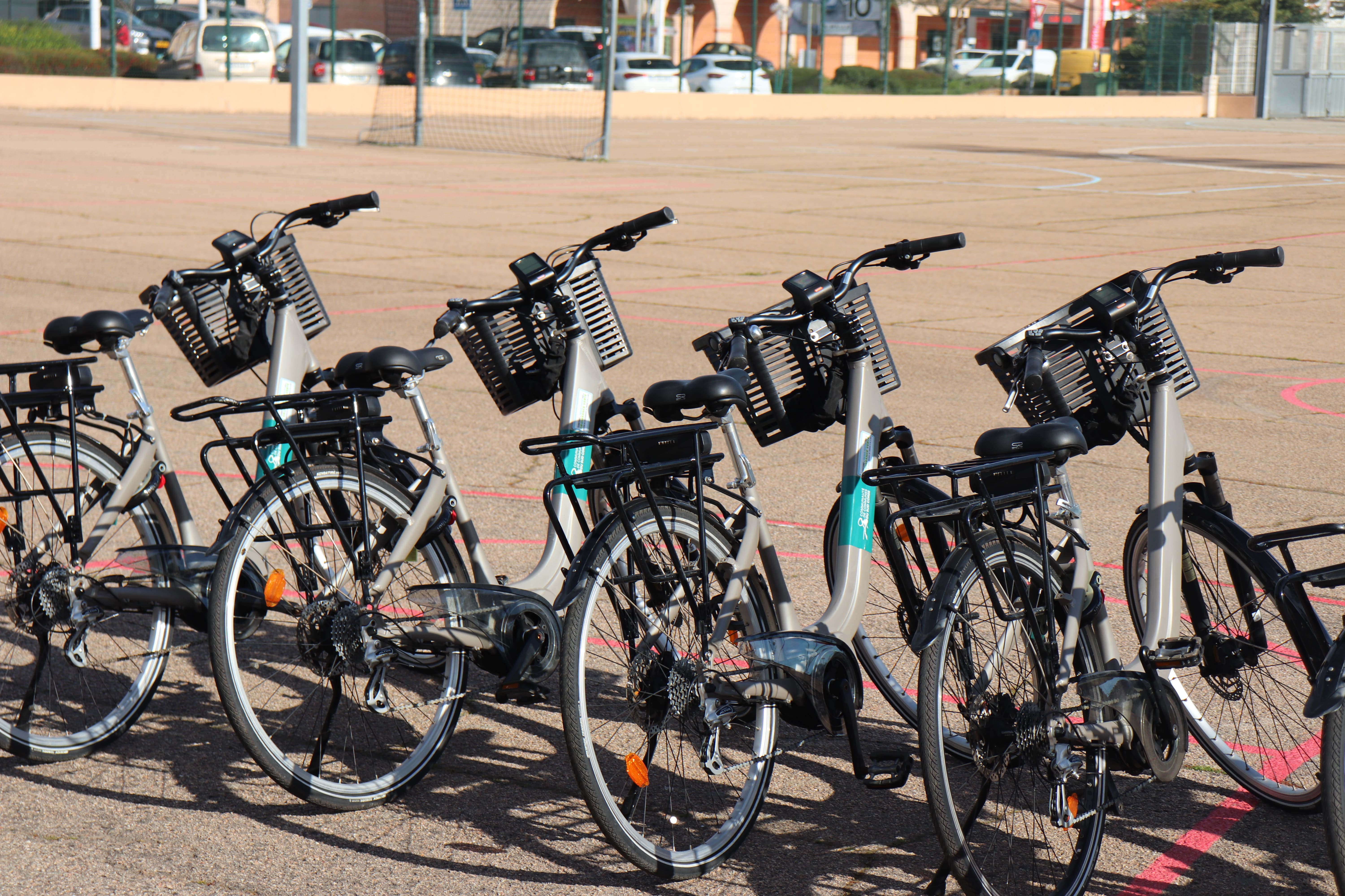 Une trentaine de vélos électriques sont disponibles à la location.