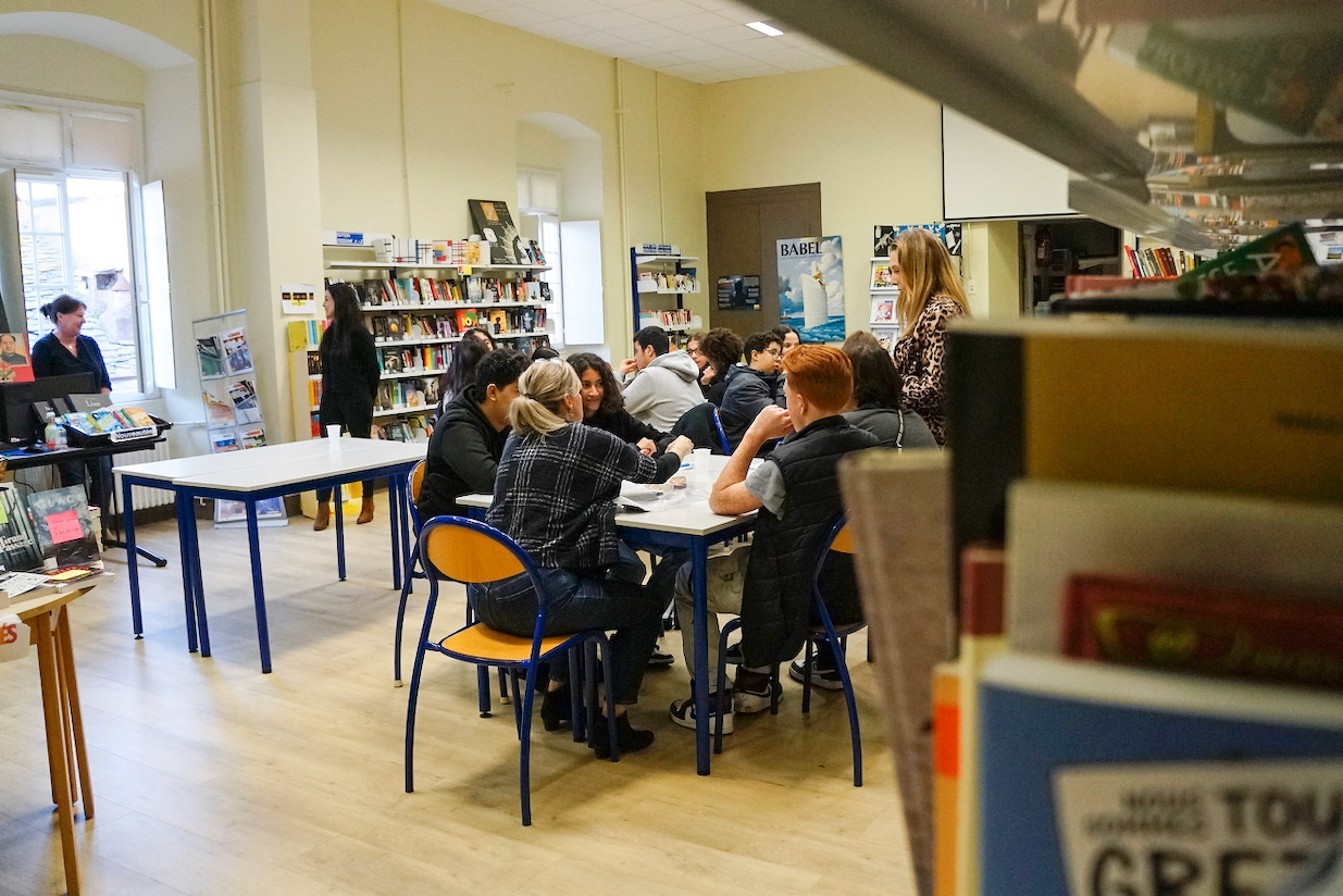 Les professionnels vont à la rencontre des élèves du collège © LH