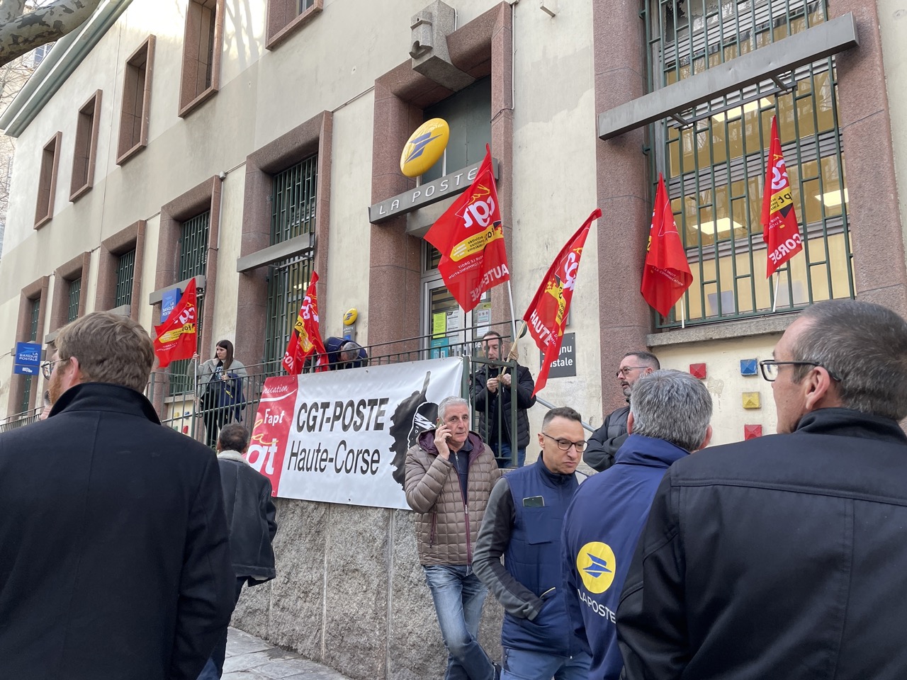 Les agents de la Poste de Haute-Corse manifestent devant le bureau central de l'entreprise à Bastia.