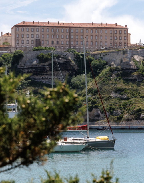 La caserne Montlaur de Bunifaziu fait partie des sites patrimoniaux qui accueilleront la biennale.