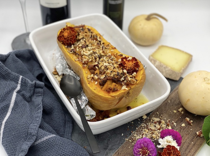 À table : butternut farcie à la tomme corse, à la panzetta et aux noisettes