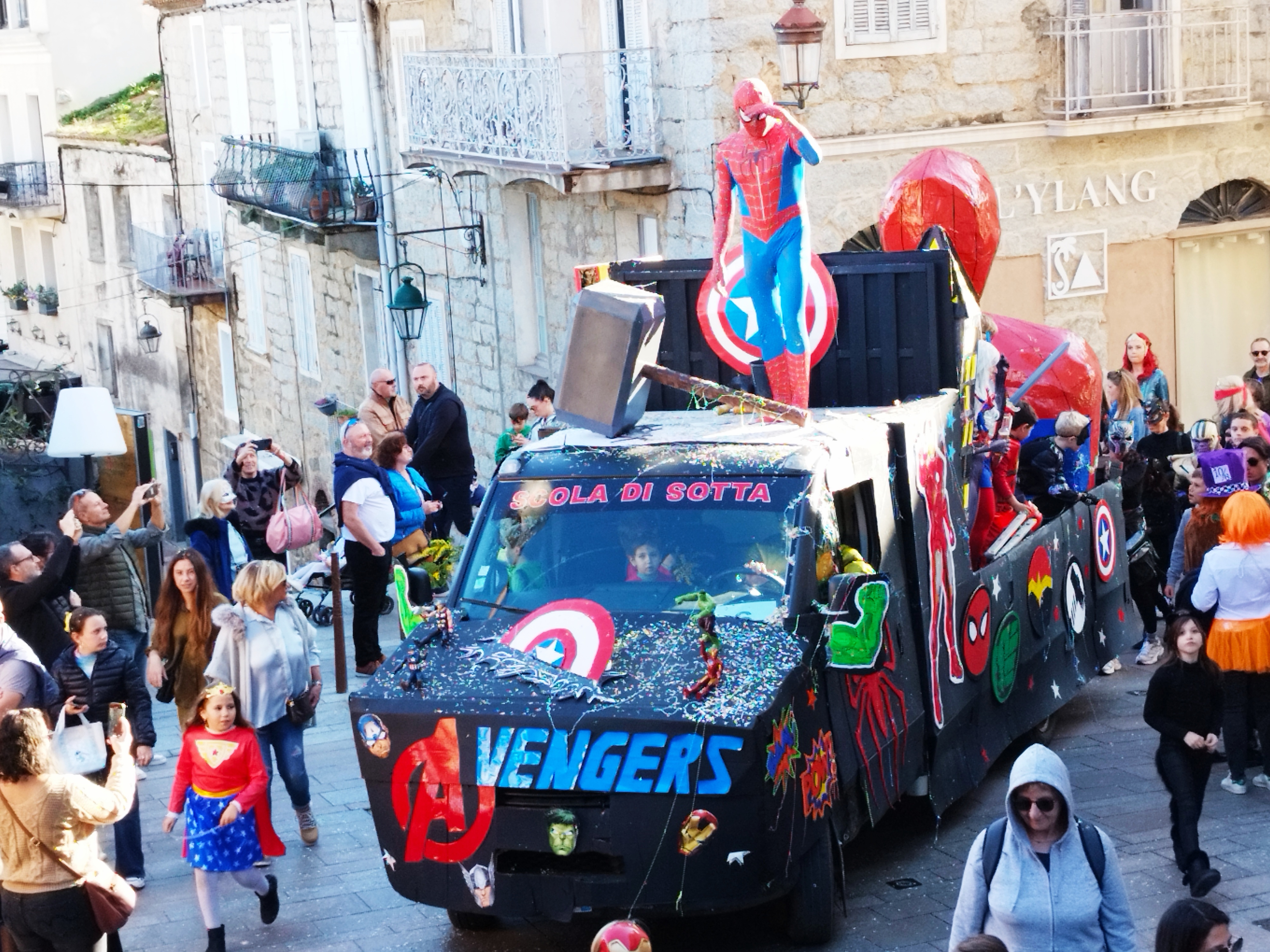 Spiderman a eu de la concurrence cette année, mais il reste la superstar du carnaval aux yeux des enfants.