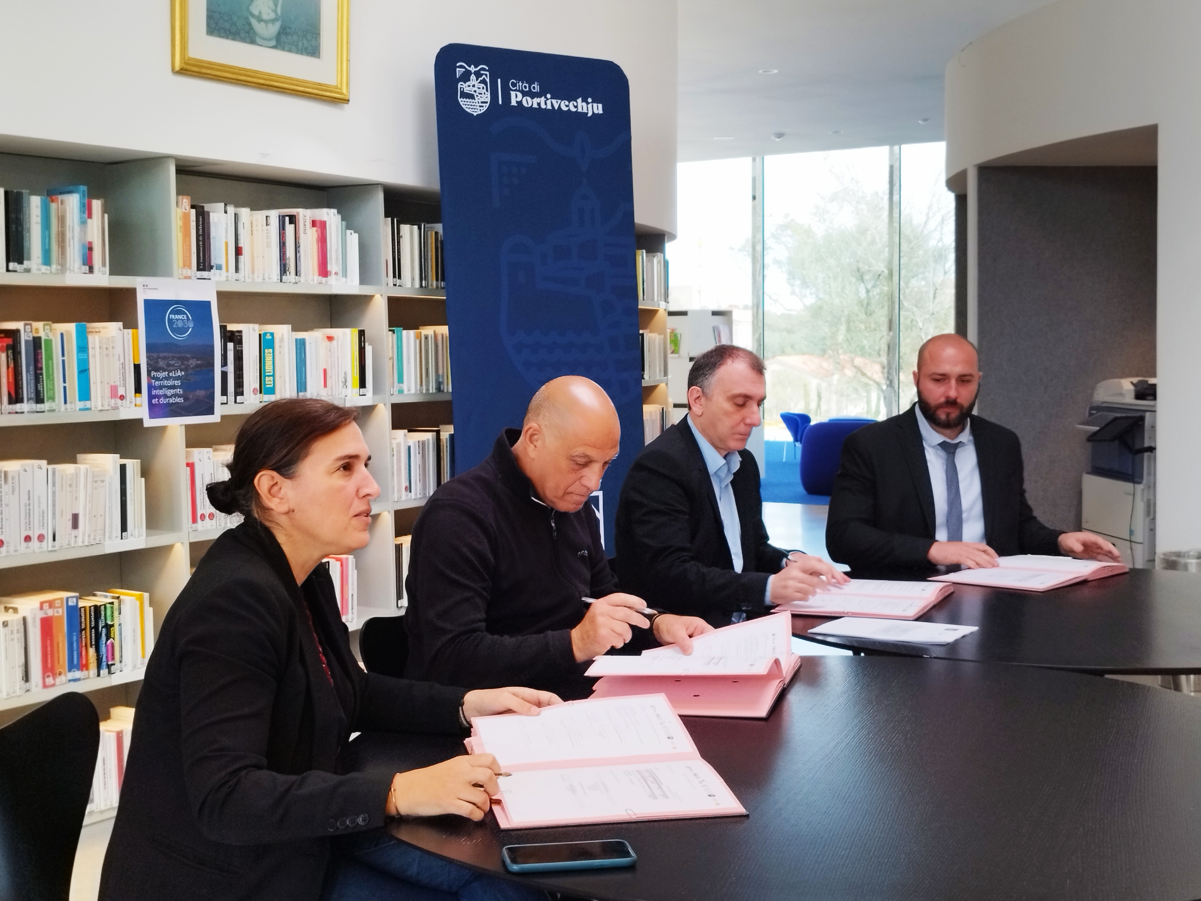La convention a été signée vendredi. De gauche à droite : Laurence Giraschi, DGS de la communauté de communes), Joseph Pucci, président du syndicat de l'énergie, Jean-Christophe Angelini, maire de Portivechju, et Bastien Poggi, vice-président de l'université de Corse.