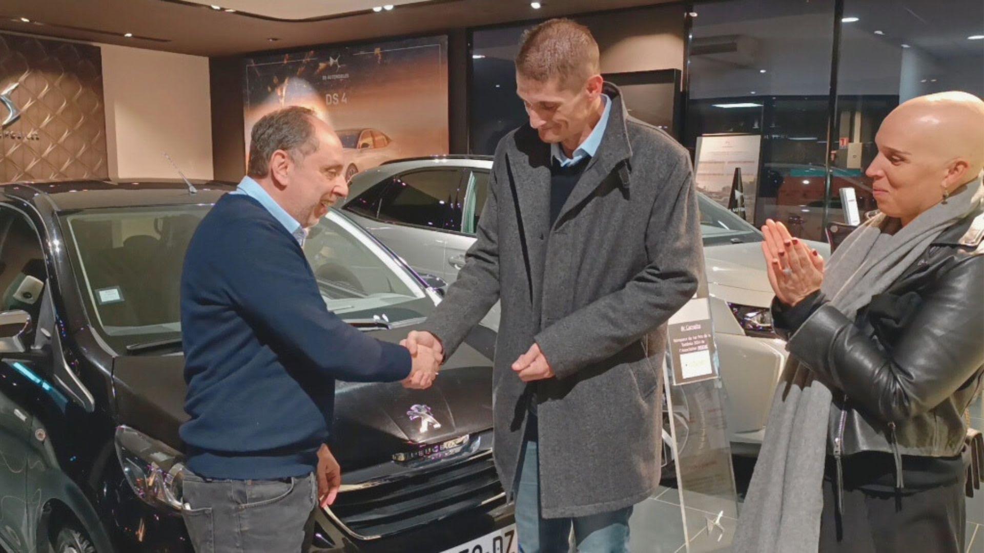 La remise des clefs du véhicule au gagnant de la tombola.