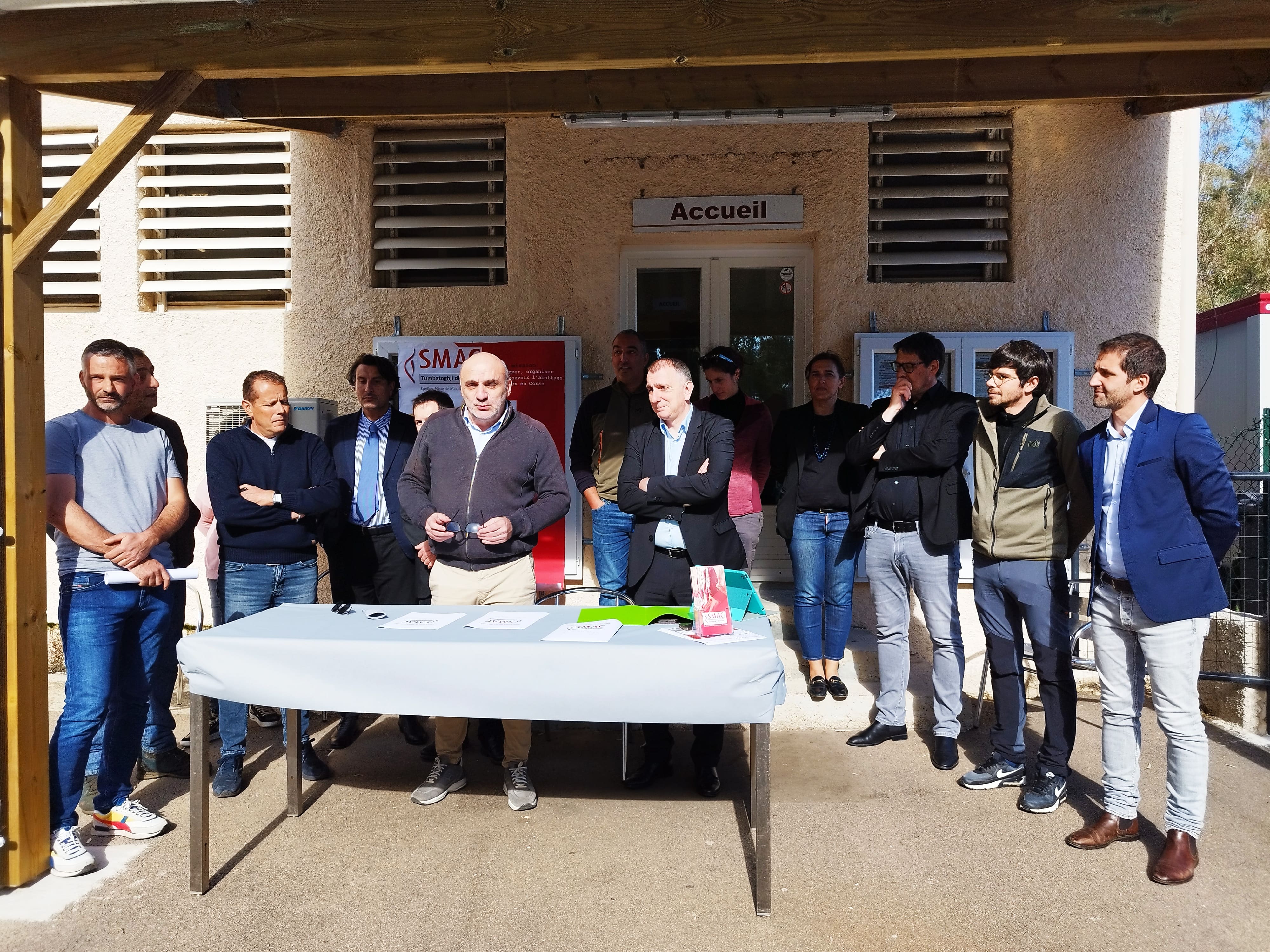 Au centre, Paul-Jo Caitucoli, président du SMAC, et Jean-Christophe Angelini, maire de Portivechju. Au cours d'une conférence de presse organisée ce mercredi 21 février, le projet du nouvel abattoir porto-vecchiais a été détaillé.