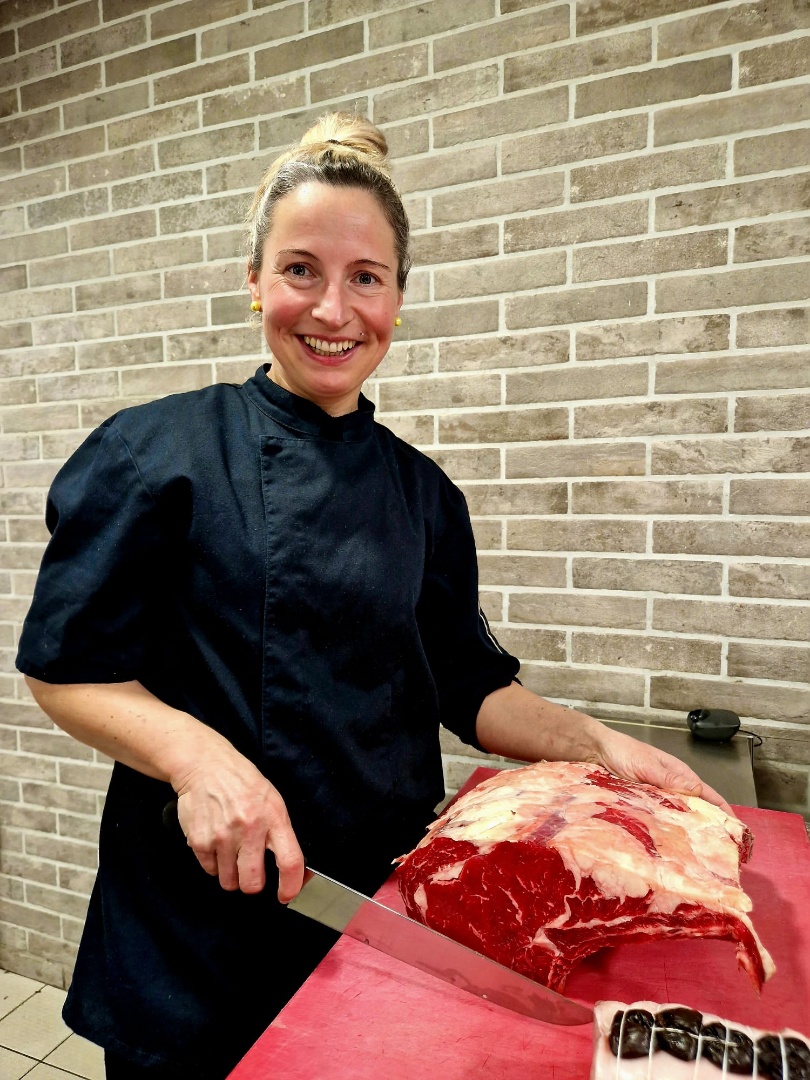 Lydie Cassan, de la boucherie du Loretto à Ajaccio, est la féminine de l'équipe corse qui participera au concours de boucherie-étal inter-régions du SIA 2024 (Photo : DR)