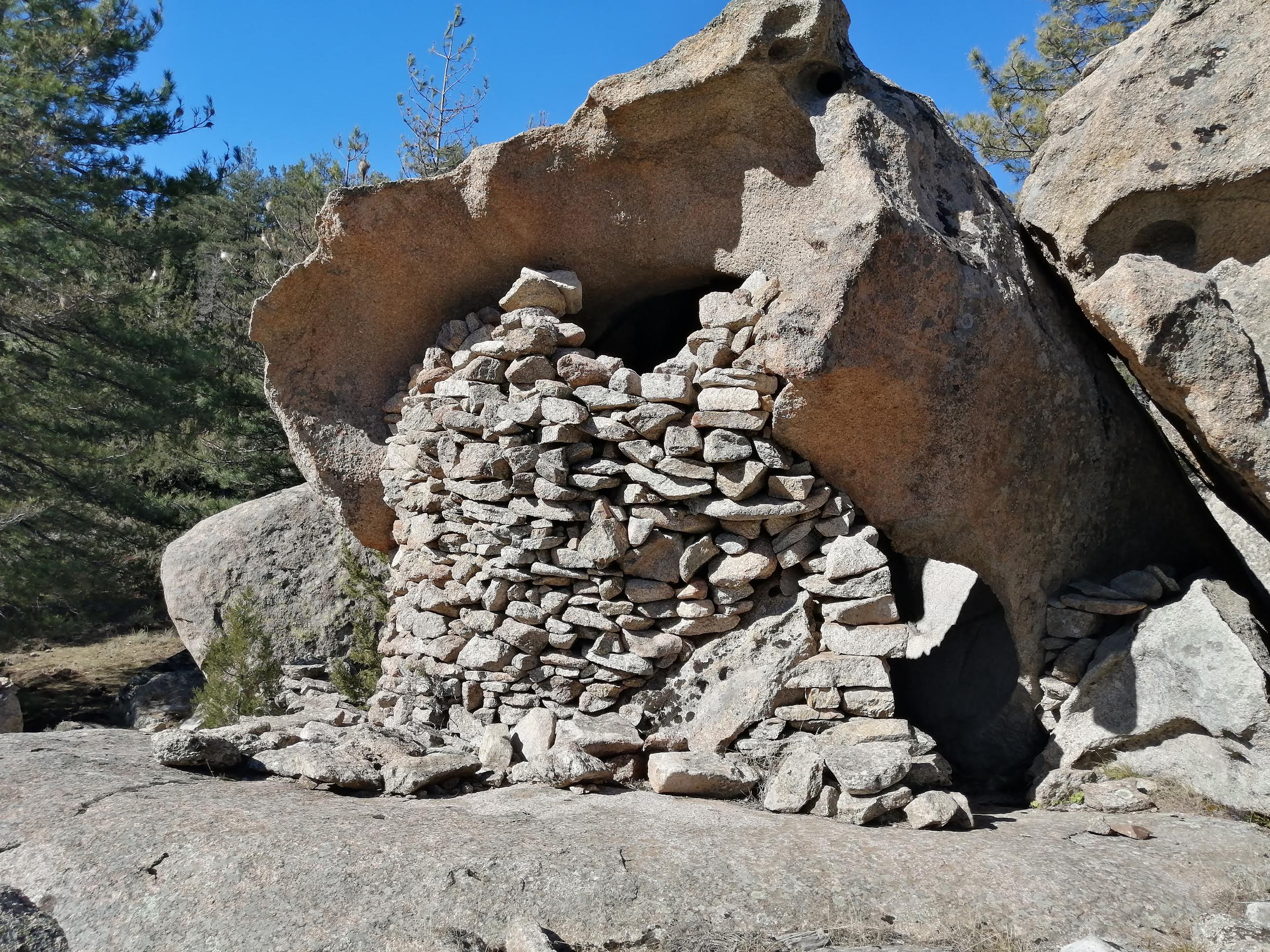La photo du jour : la bergerie troglodyte du Niolu