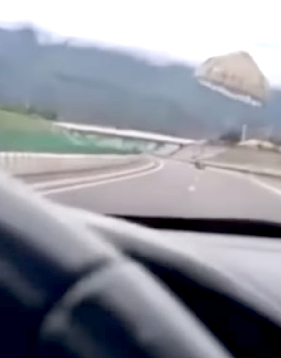 VIDEO - Les parachutistes sautent sur la route territoriale