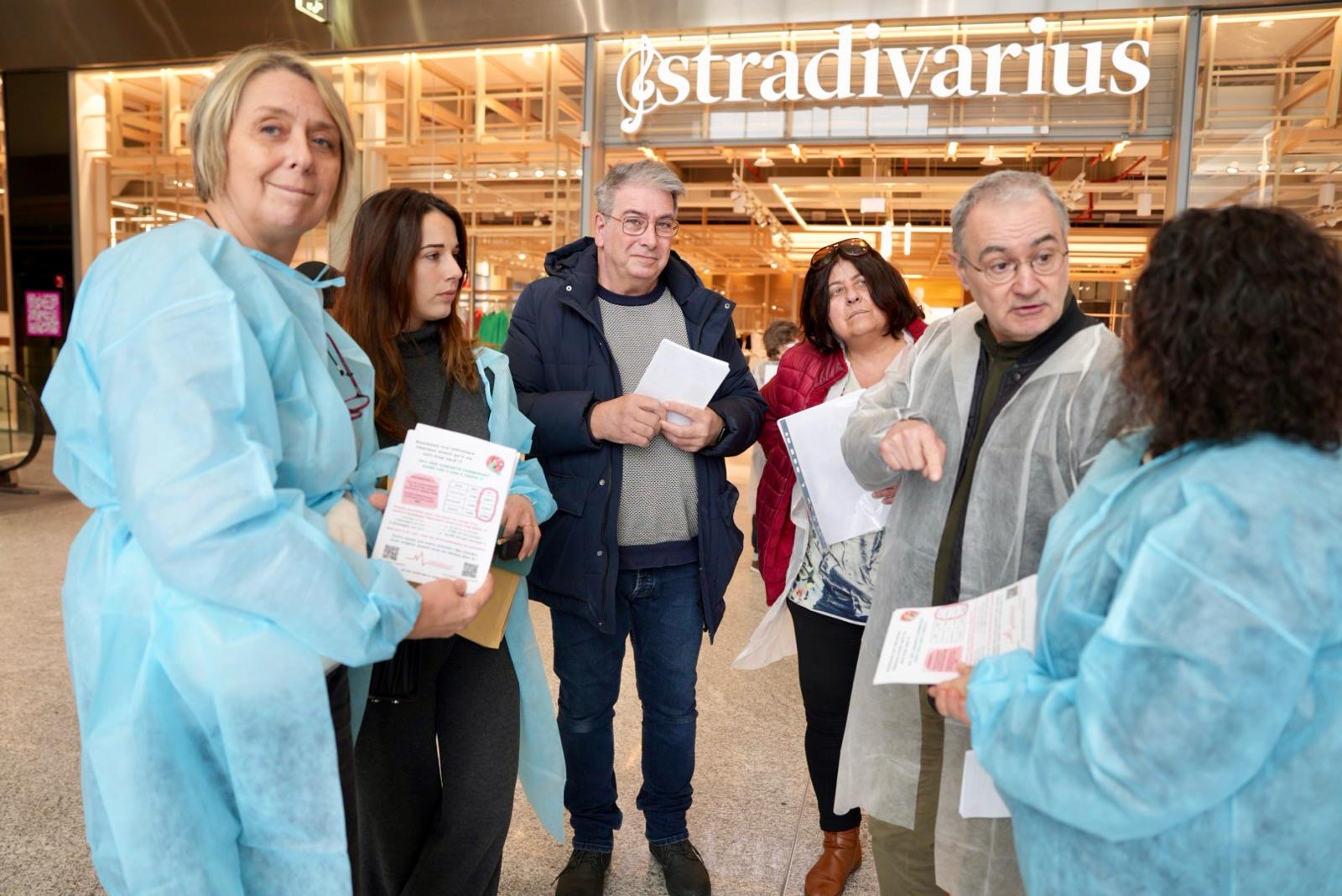Une trentaine d'infirmiers sont venus à la rencontre de la population ce samedi après-midi au centre commercial de Baleone (Photos et vidéo Paule Santoni).