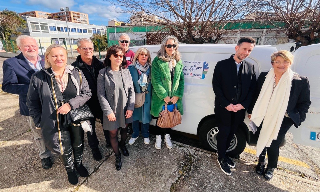 Les réprésentants des Restos du Cœur et du Crédit mutuel lors de la remise du véhicule électrique à l'antenne ajaccienne.