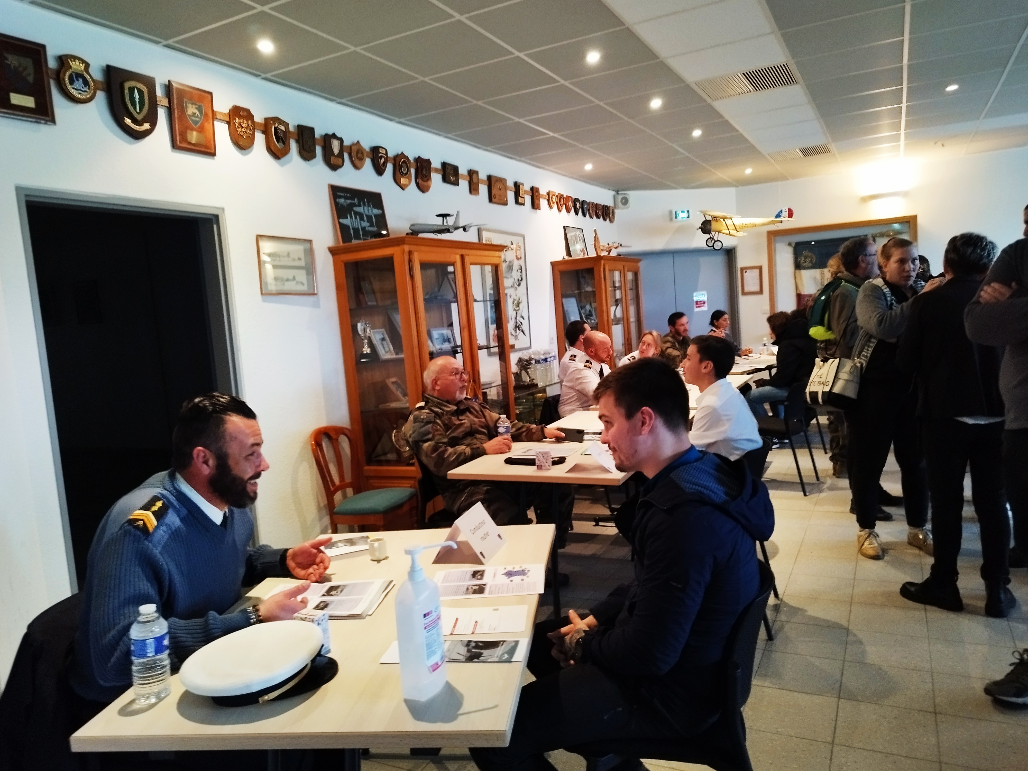 Une dizaine de métiers ont été présentés par les officiers de la base aérienne aux jeunes intéressés.