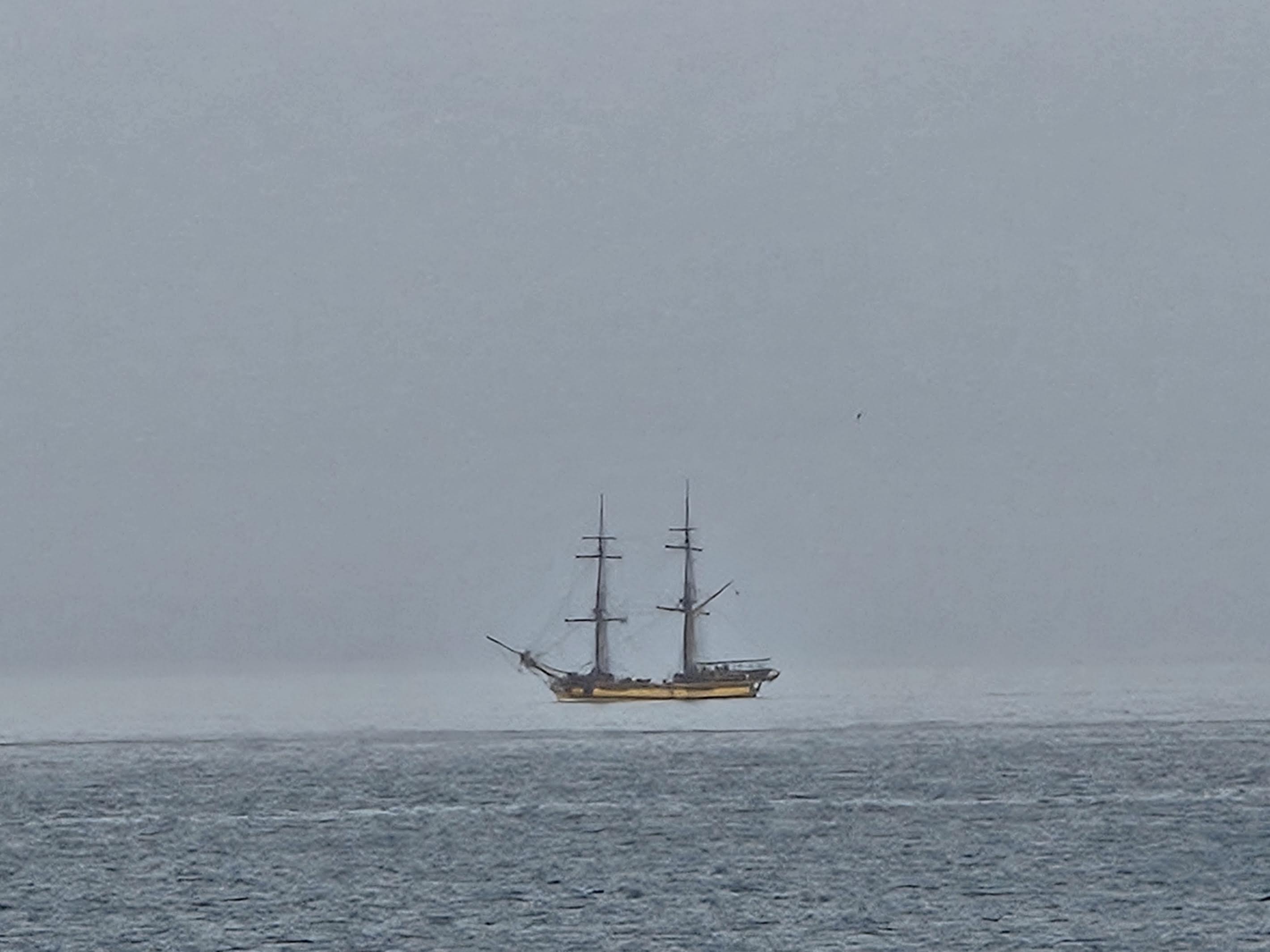 Bâteau fantome au large de Bastia (Gabriel Sambroni)