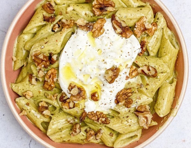 À table : pâtes crémeuses al pesto, burrata et noix avec #lapetitecuisinedemarie