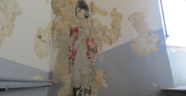 La peinture murale est située sur le mur du palier entre deux étages du Pavillon d'entrée des Nobles Douze.
