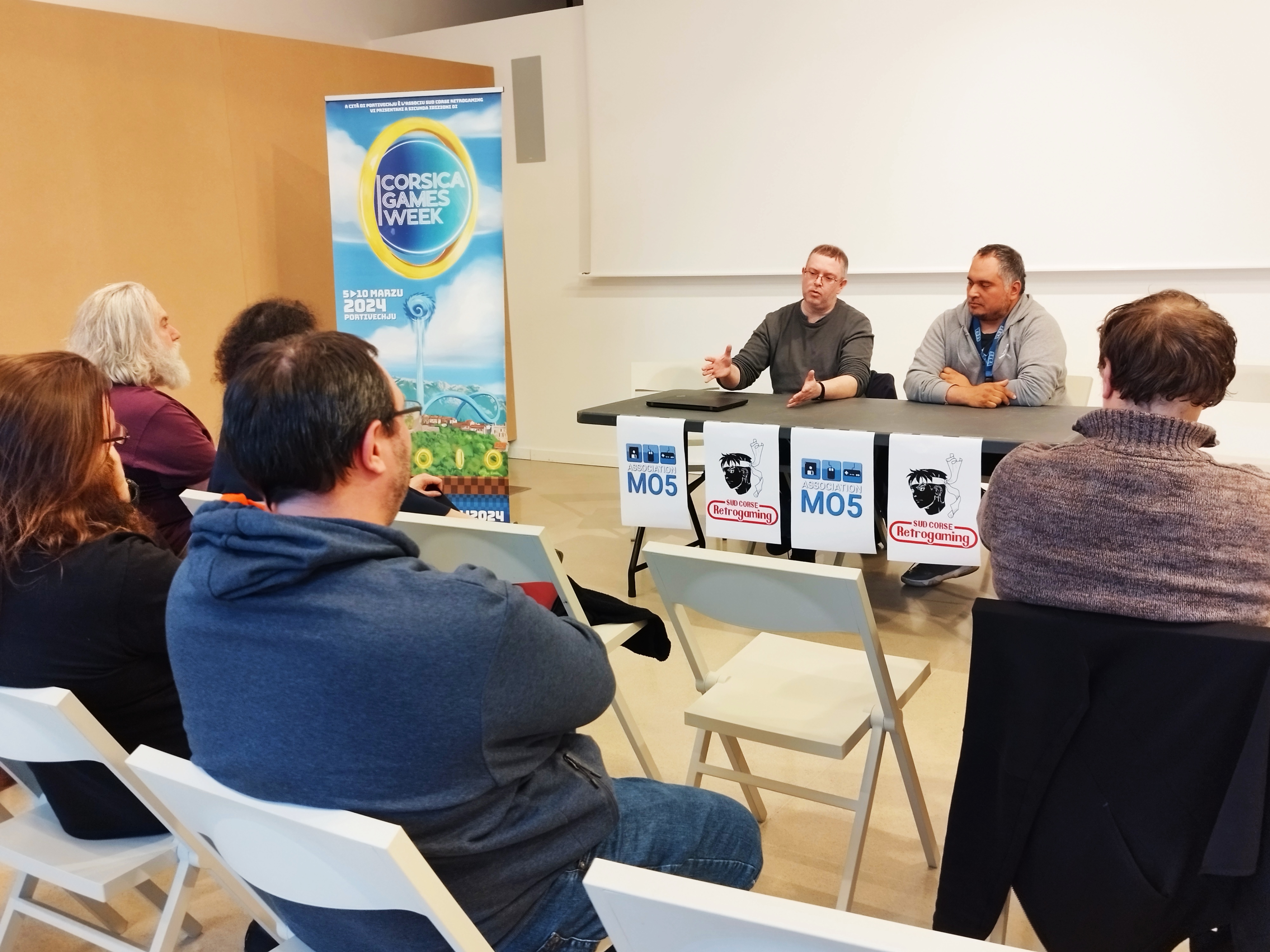 Jeudi, Philippe Dubois (au fond à gauche, à côté de Charly Picciocchi) a donné une conférence à la médiathèque L'Animu.