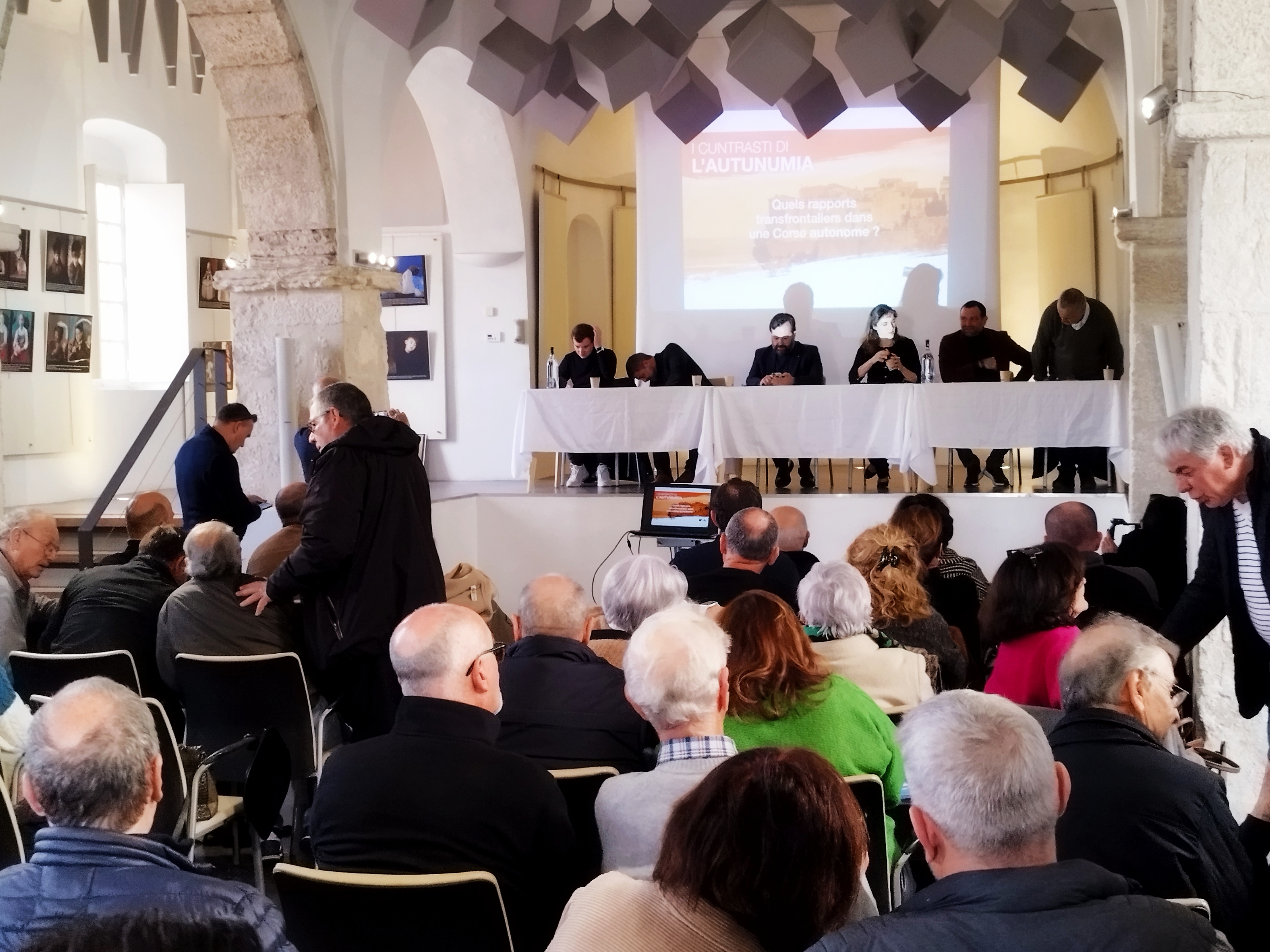 La réunion publique a attiré une centaine de personnes, samedi à Bonifacio.