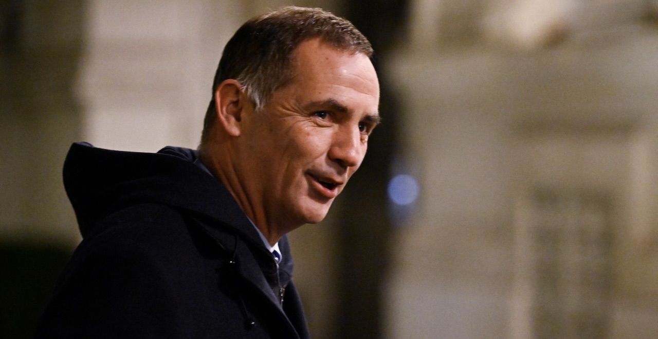 Le président du Conseil exécutif de la Collectivité de Corse, Gilles Simeoni, se rendant, le 11 mars, au dernier diner de Beauvau dans le cadre du processus de négociation de l'autonomie de la Corse. Crédit Julien De Rosa AFP.