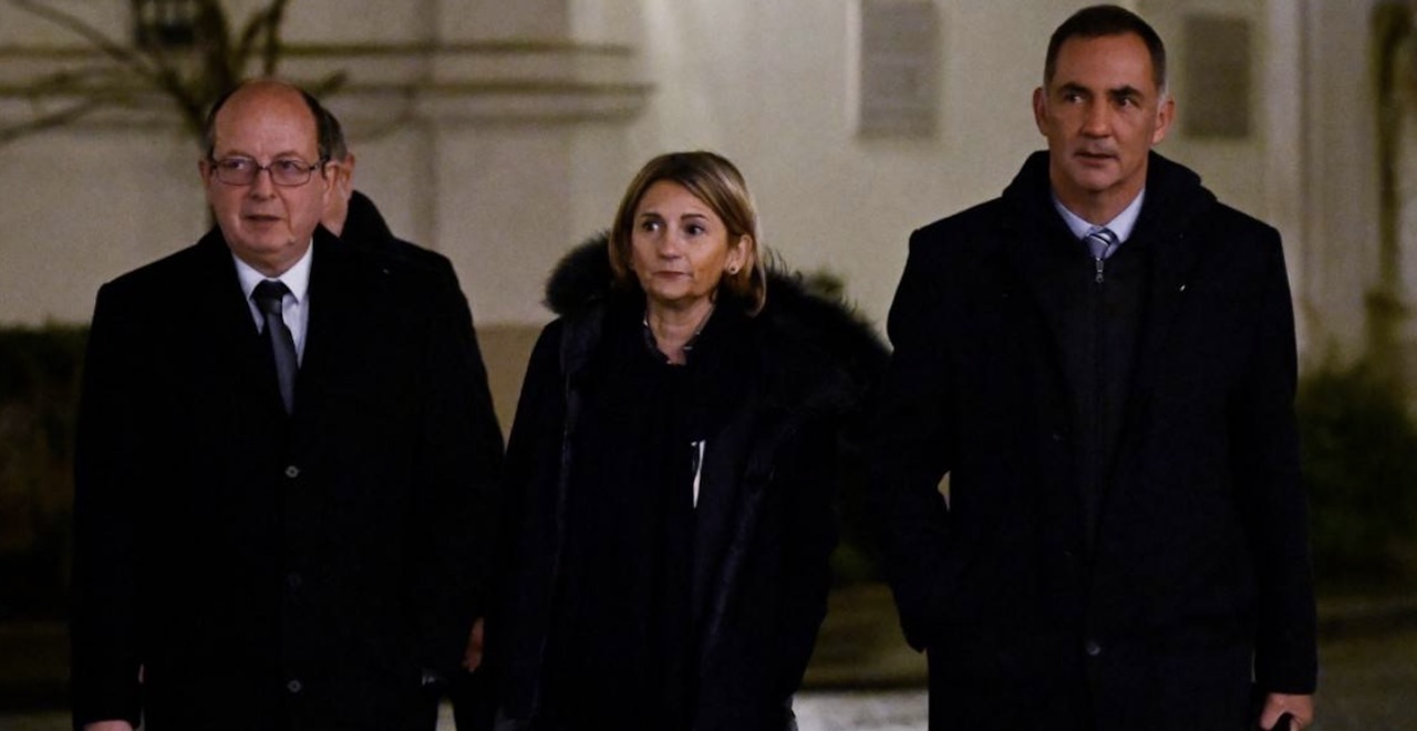 Le président du groupe indépendantiste Core in Fronte, Paul-Félix Benedetti, la présidente de l'Assemblée de Corse, Nanette Maupertuis, le président du Conseil exécutif de la Collectivité de Corse, Gilles Simeoni, dans la cour de l'hôtel de Beauvau.Crédit Julien De Rosa AFP.