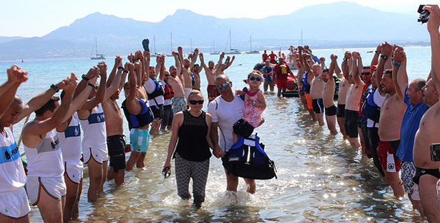 La "Ola" des enfants de Calvi et une haie d'honneur pour la petite Lilou
