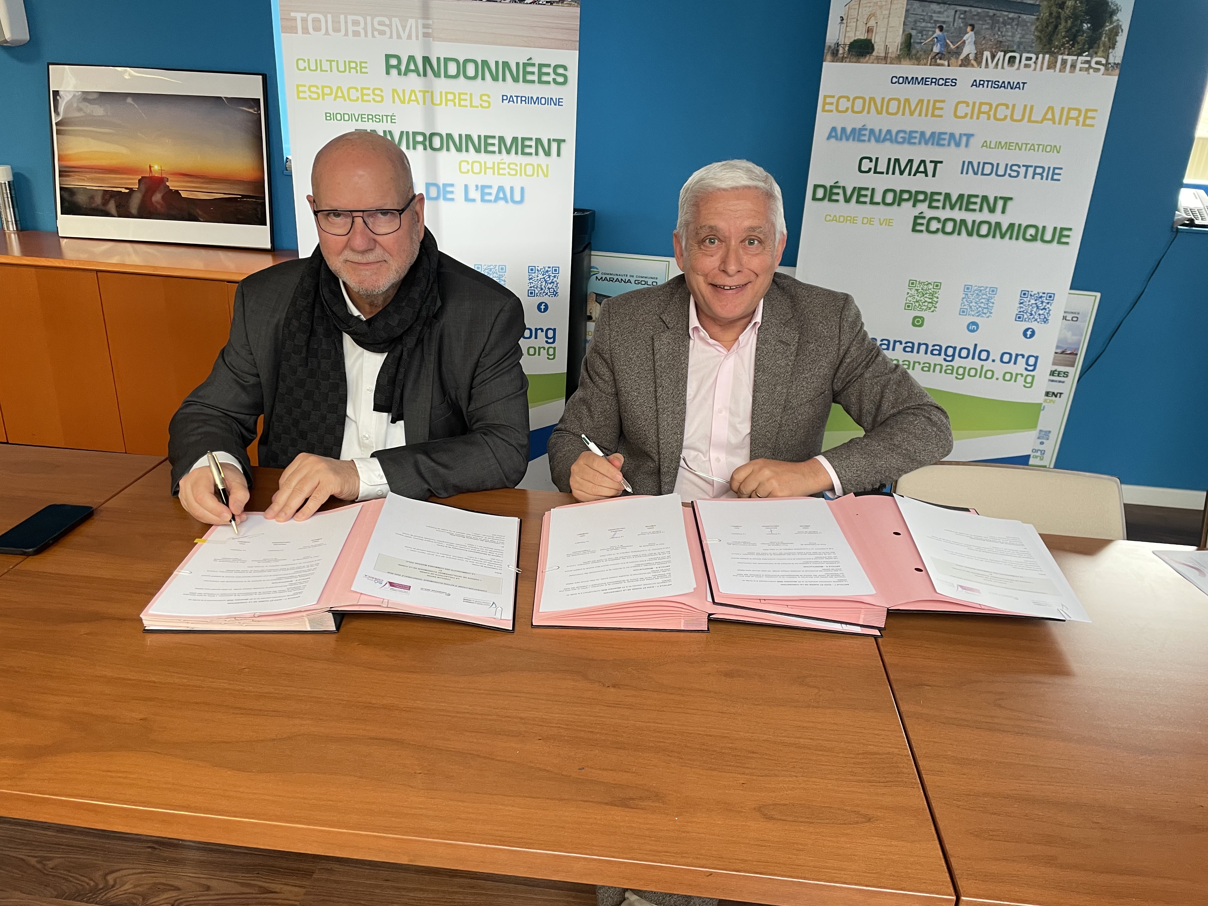 Jean Dominici, président de la Communauté de Communes Marana-Golo, et Alexandre Vinciguerra, président de l'ADEC, signant la convention.