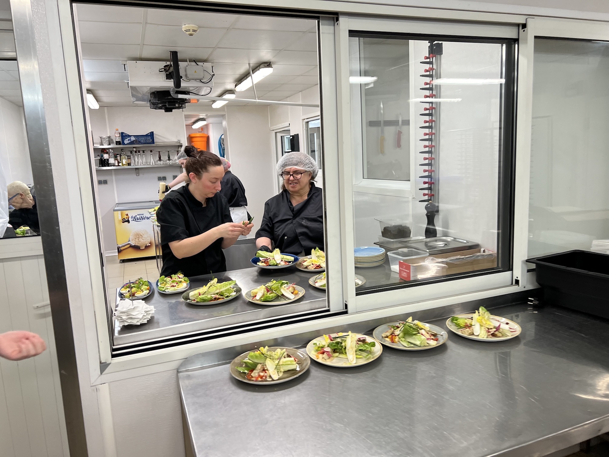 Durant un service à l'hôtel Campo dell'Oro, une dizaine de demandeurs d'emploi se sont essayés au monde de la restauration, grâce au premier restaurant éphémère.